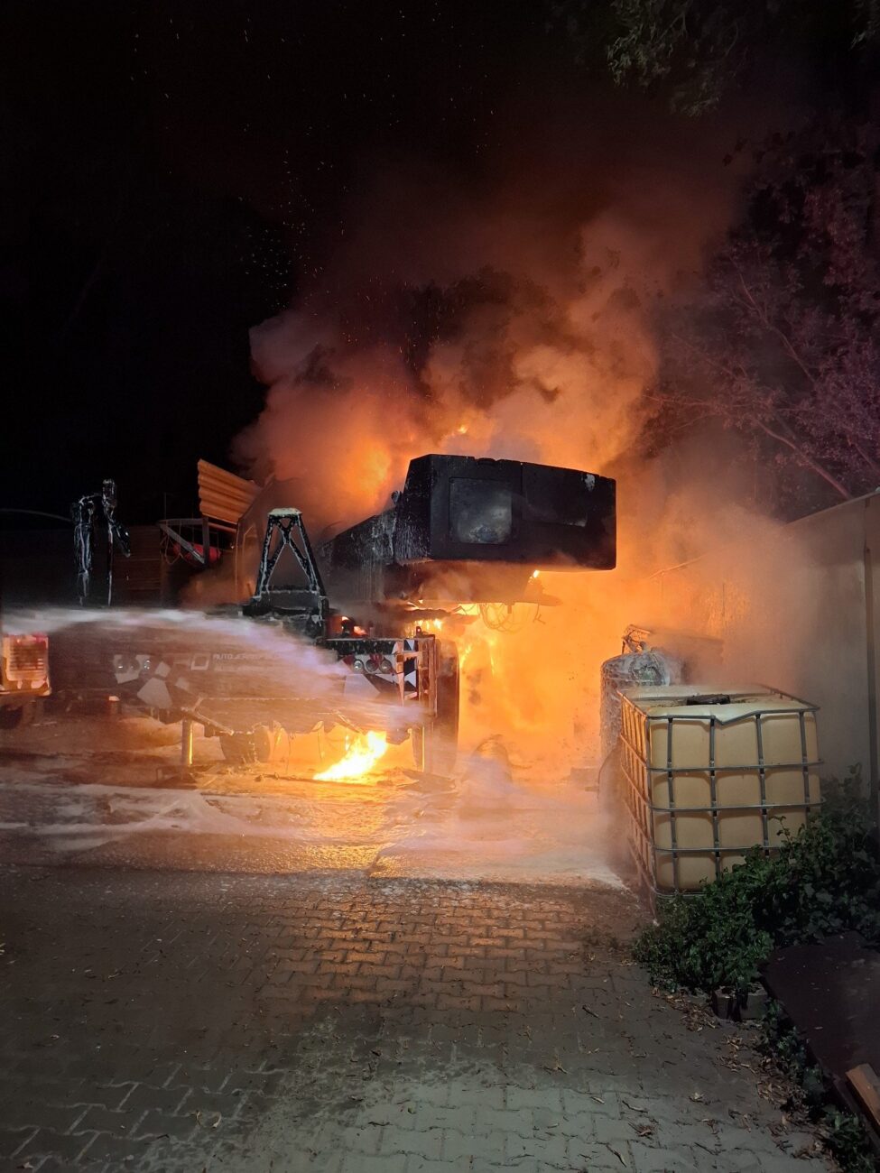 Požár autojeřábu ve Skrbeni. Foto: HZS