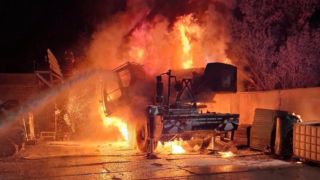 Požár autojeřábu ve Skrbeni. Foto: HZS
