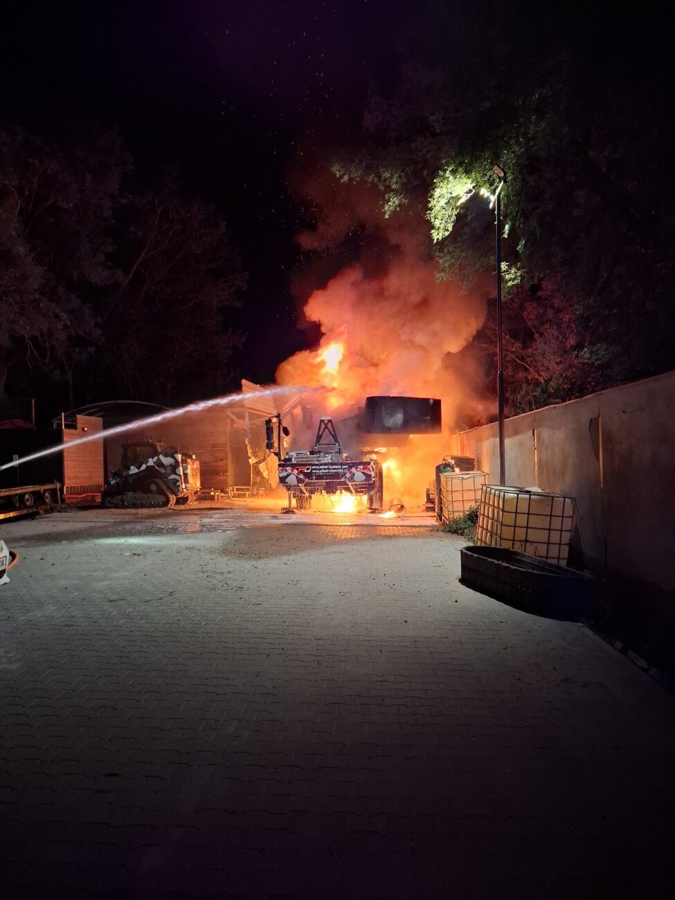 Požár autojeřábu ve Skrbeni. Foto: HZS