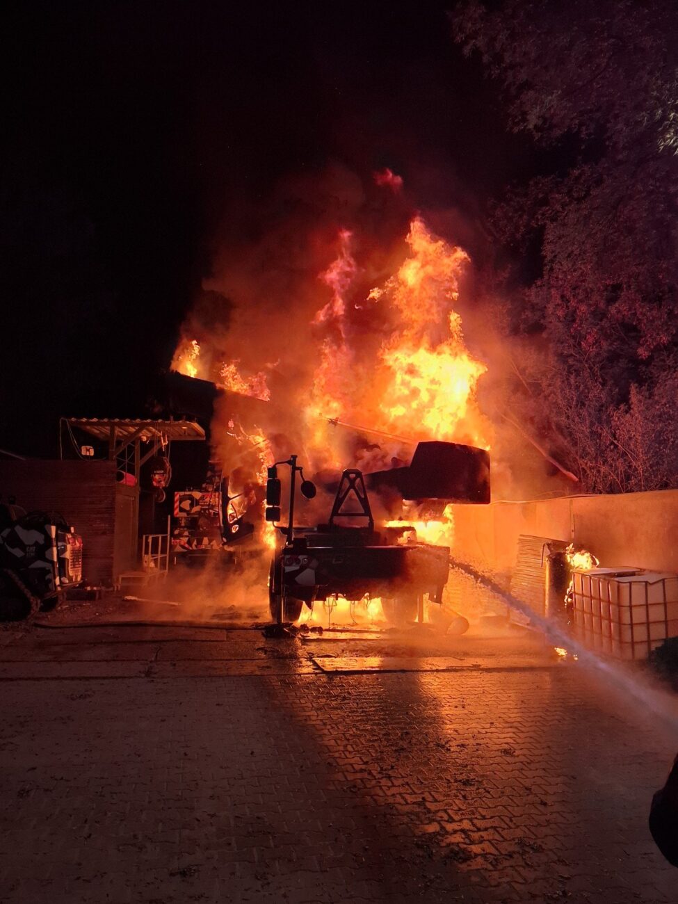 Požár autojeřábu ve Skrbeni. Foto: HZS