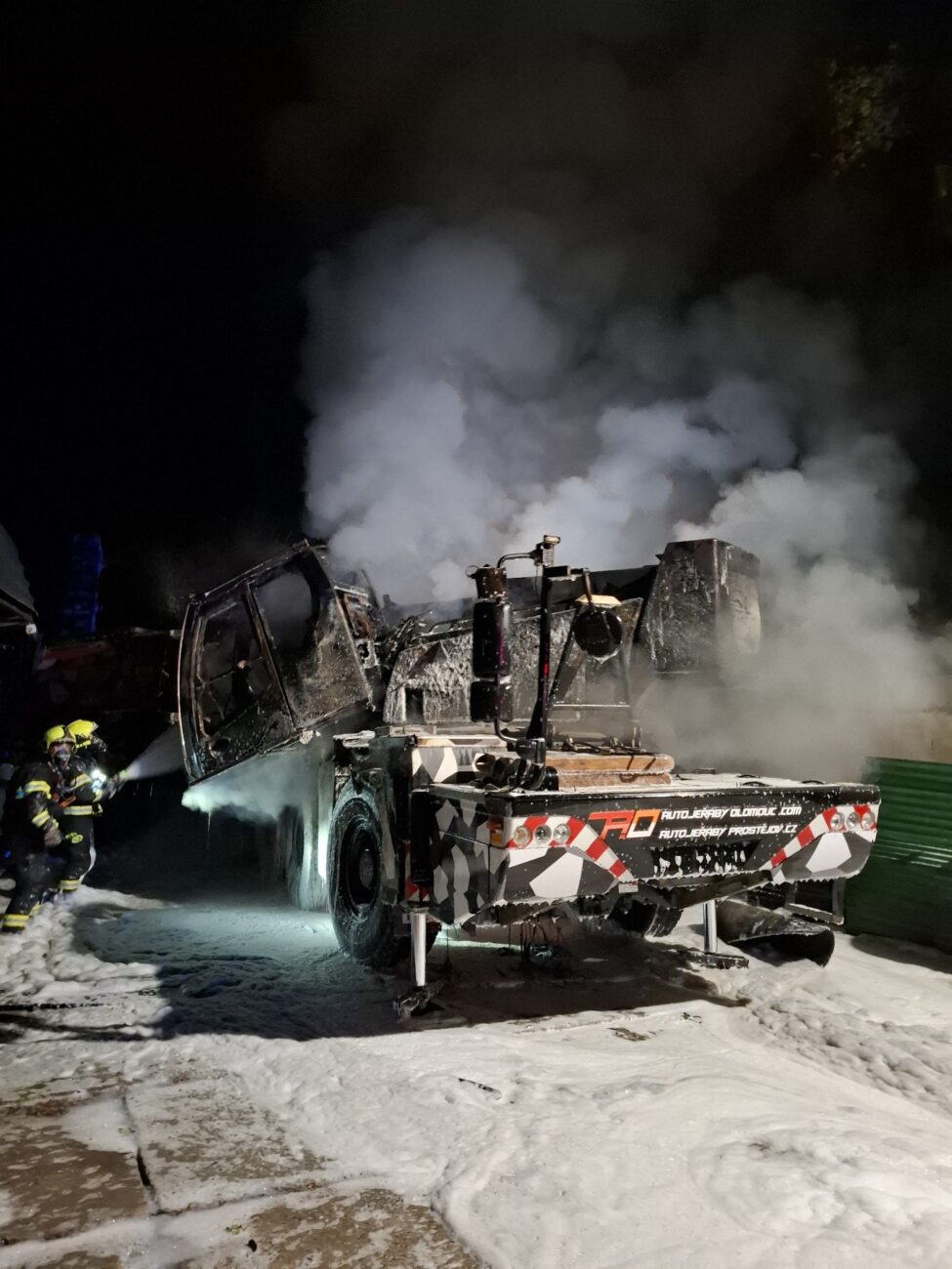 Požár autojeřábu ve Skrbeni. Foto: HZS