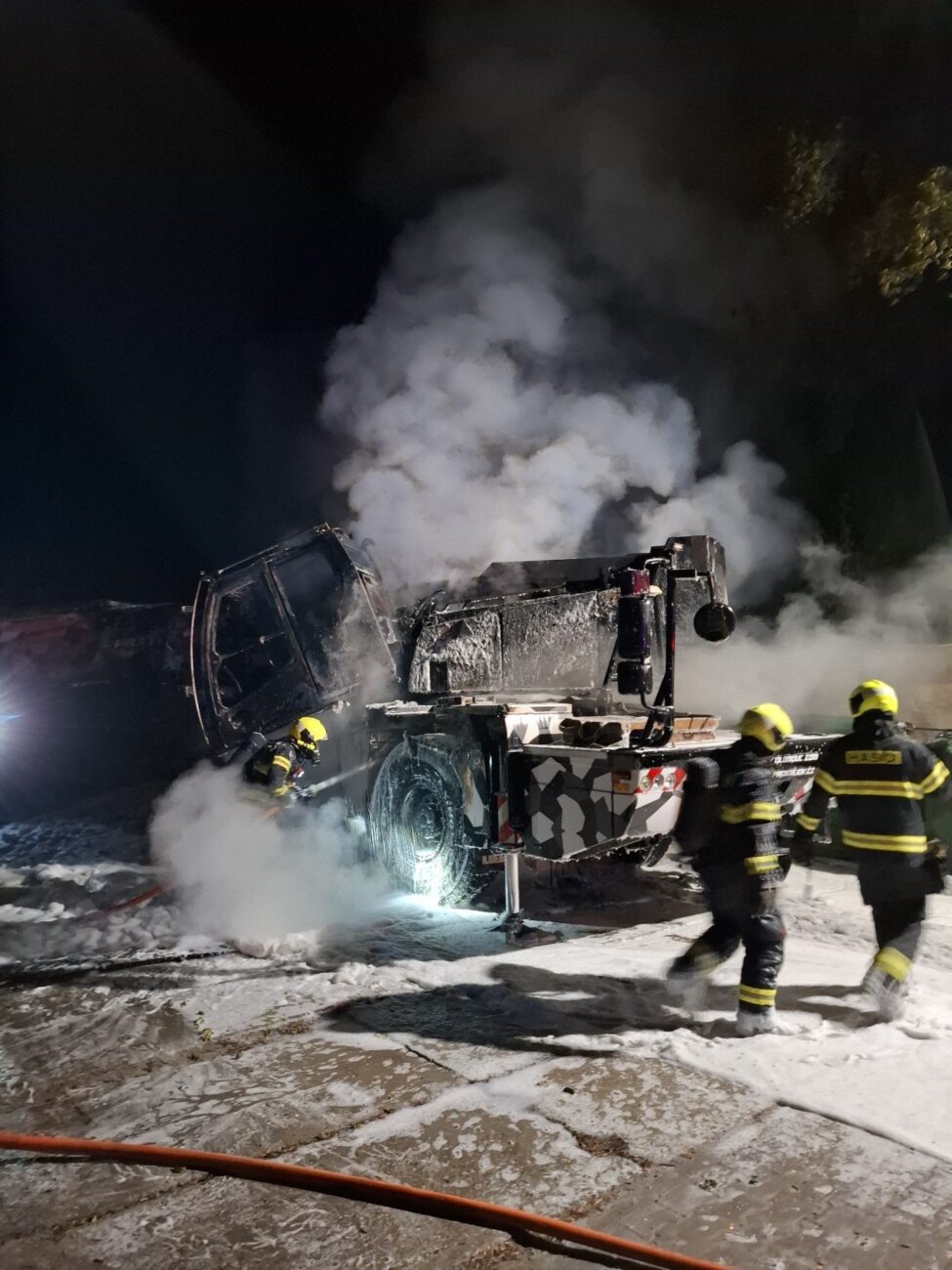 Požár autojeřábu ve Skrbeni. Foto: HZS