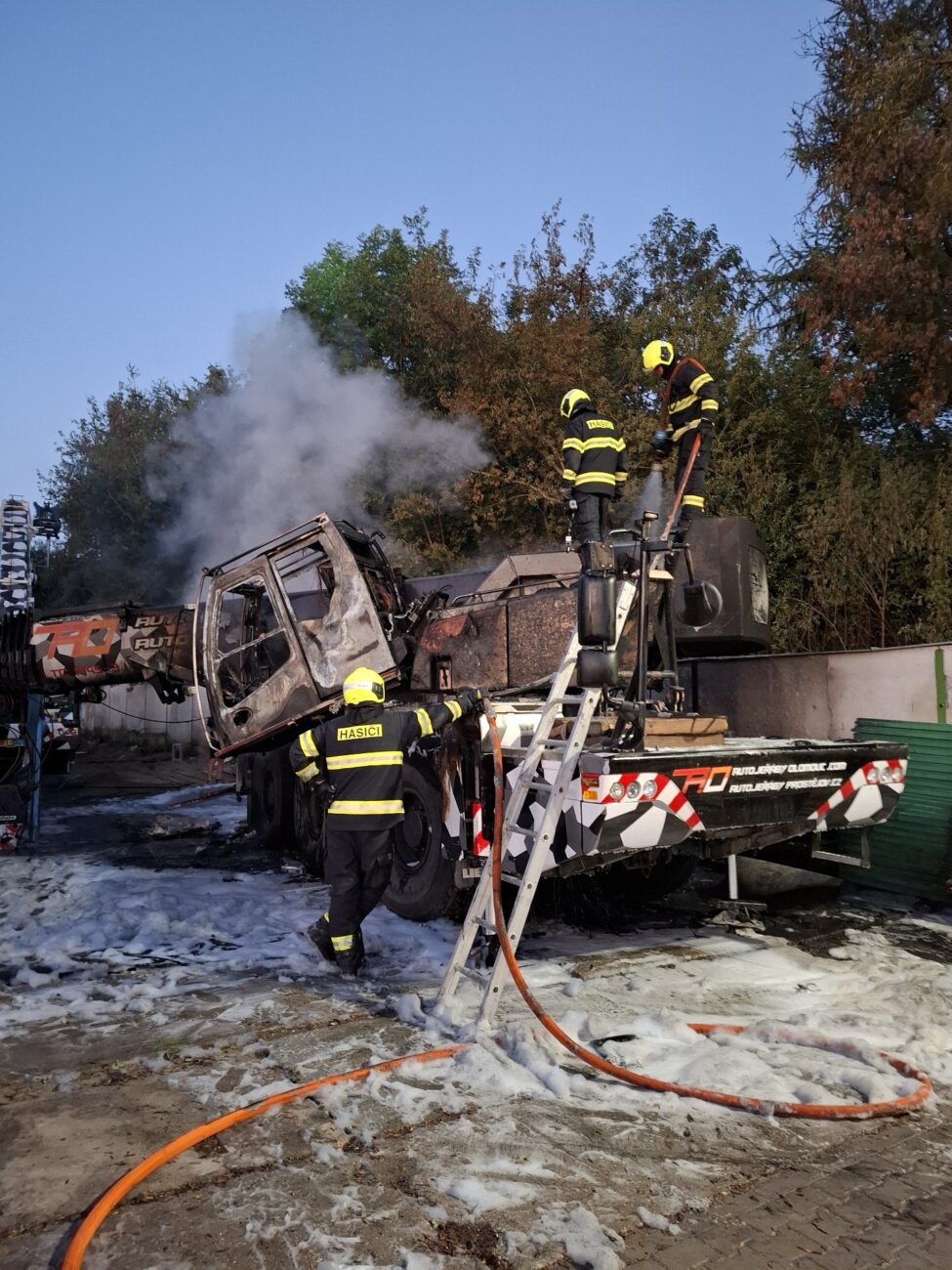 Požár autojeřábu ve Skrbeni. Foto: HZS