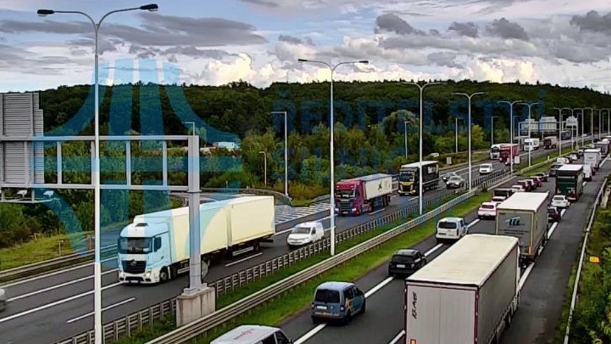 Auta popojíždí v kolonách na Pražském okruhu u Černého Mostu.