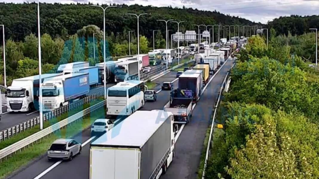 Auta popojíždí v kolonách na Pražském okruhu u Černého Mostu.