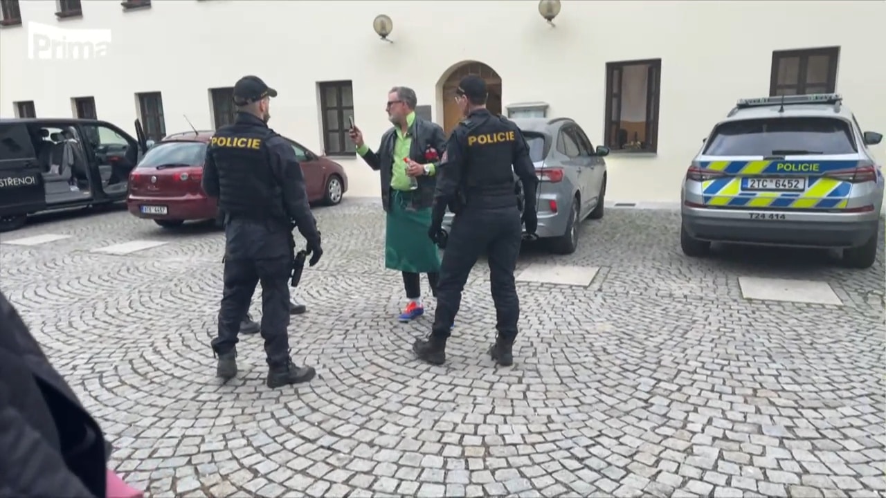 VIDEO: Jiří Koběrský při natáčení skončil v poutech policie. Zdroj: TV Prima