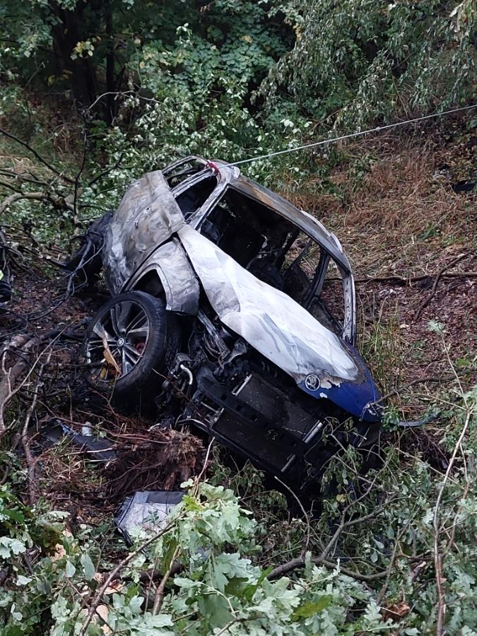 Tragická nehoda u Sedlece. Auto shořelo.