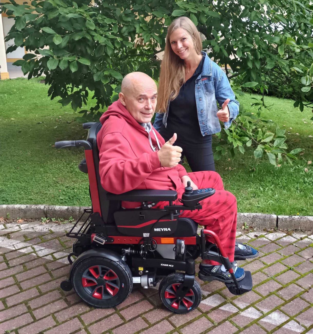 Tomáš Morávek a jeho nový vozík. Foto: Vlastík Suchý