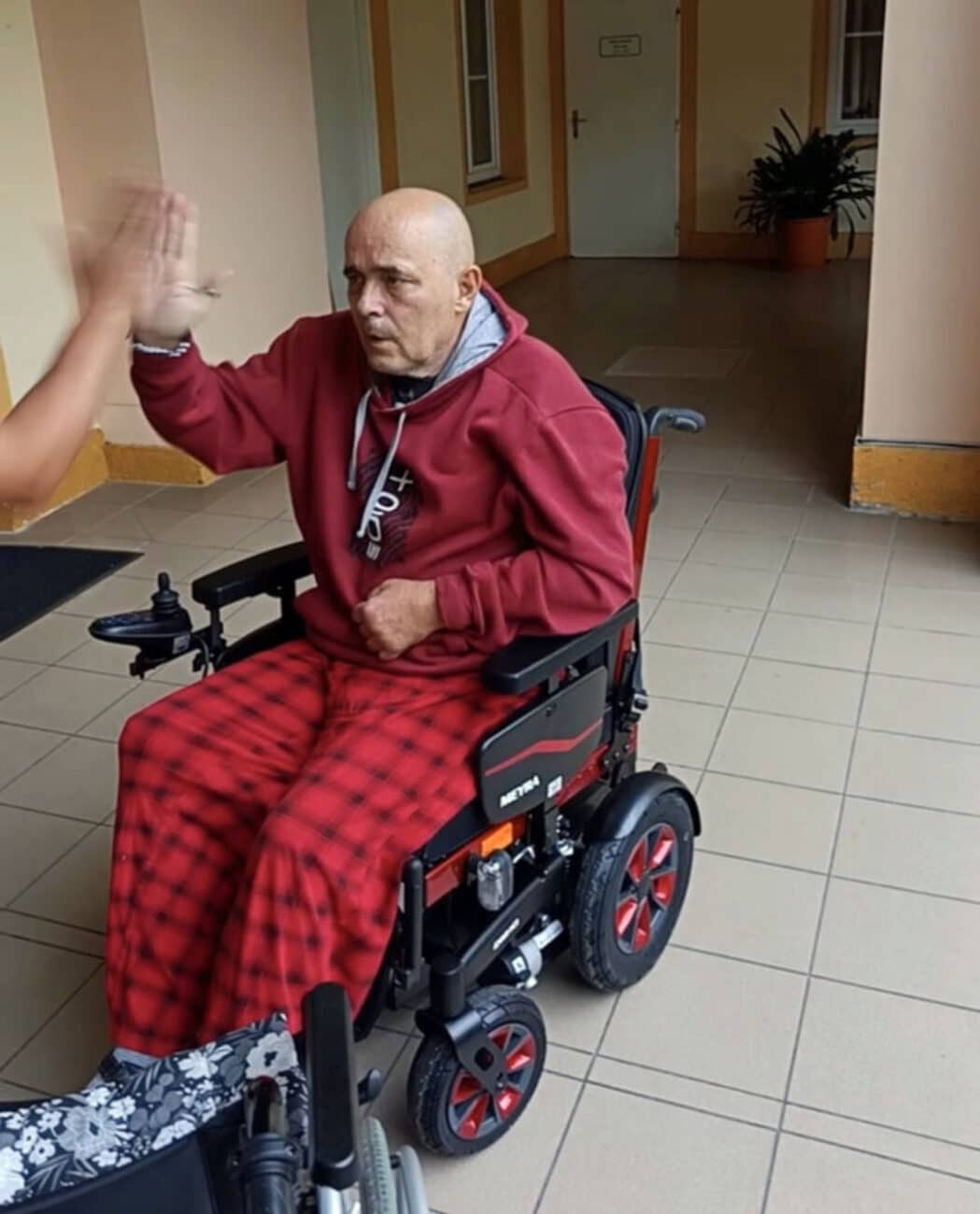 Tomáš Morávek a jeho nový vozík. Foto: Vlastík Suchý