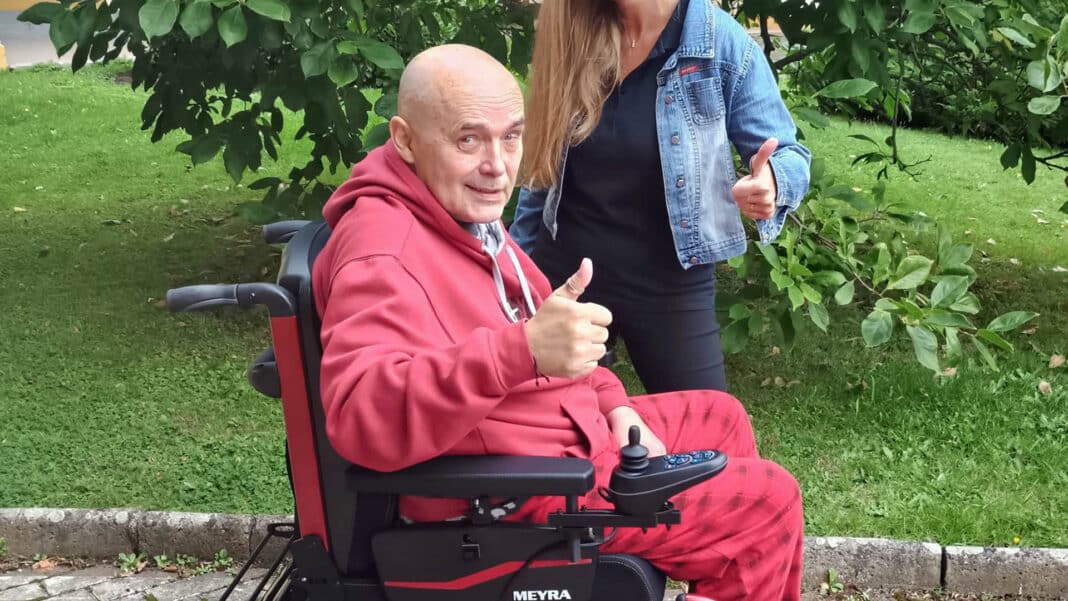 Tomáš Morávek a jeho nový vozík. Foto: Vlastík Suchý