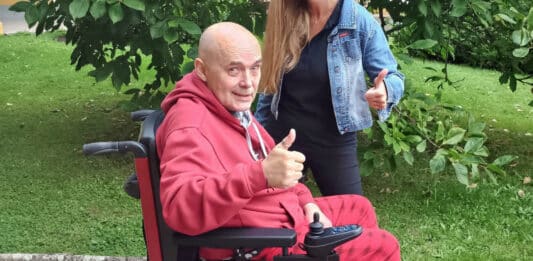 Tomáš Morávek a jeho nový vozík. Foto: Vlastík Suchý