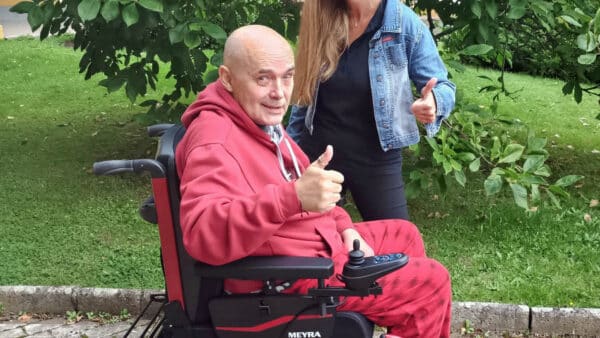 Tomáš Morávek a jeho nový vozík. Foto: Vlastík Suchý