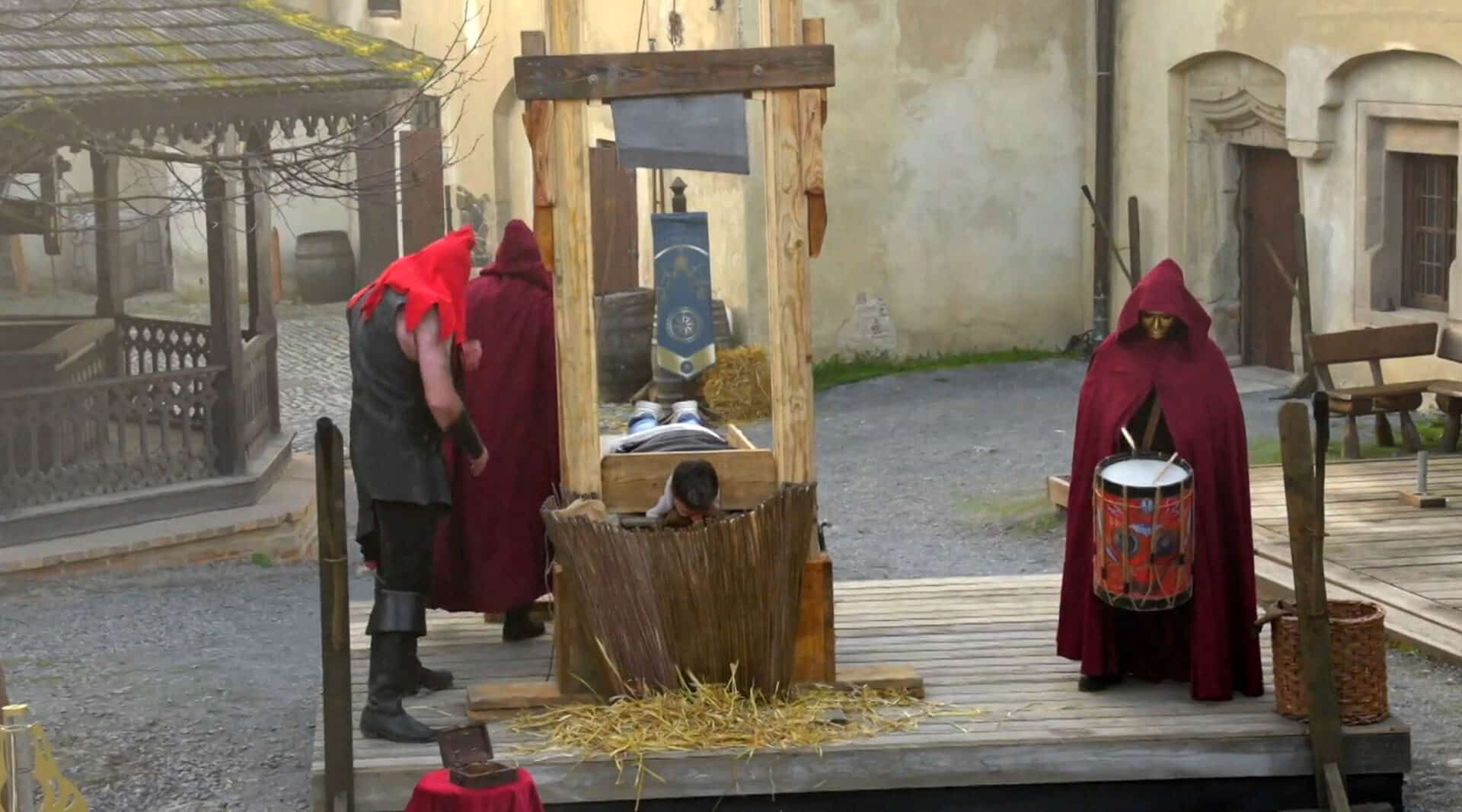 Zrádce naprosto šokovala "poprava" gilotinou. Zdroj: Prima