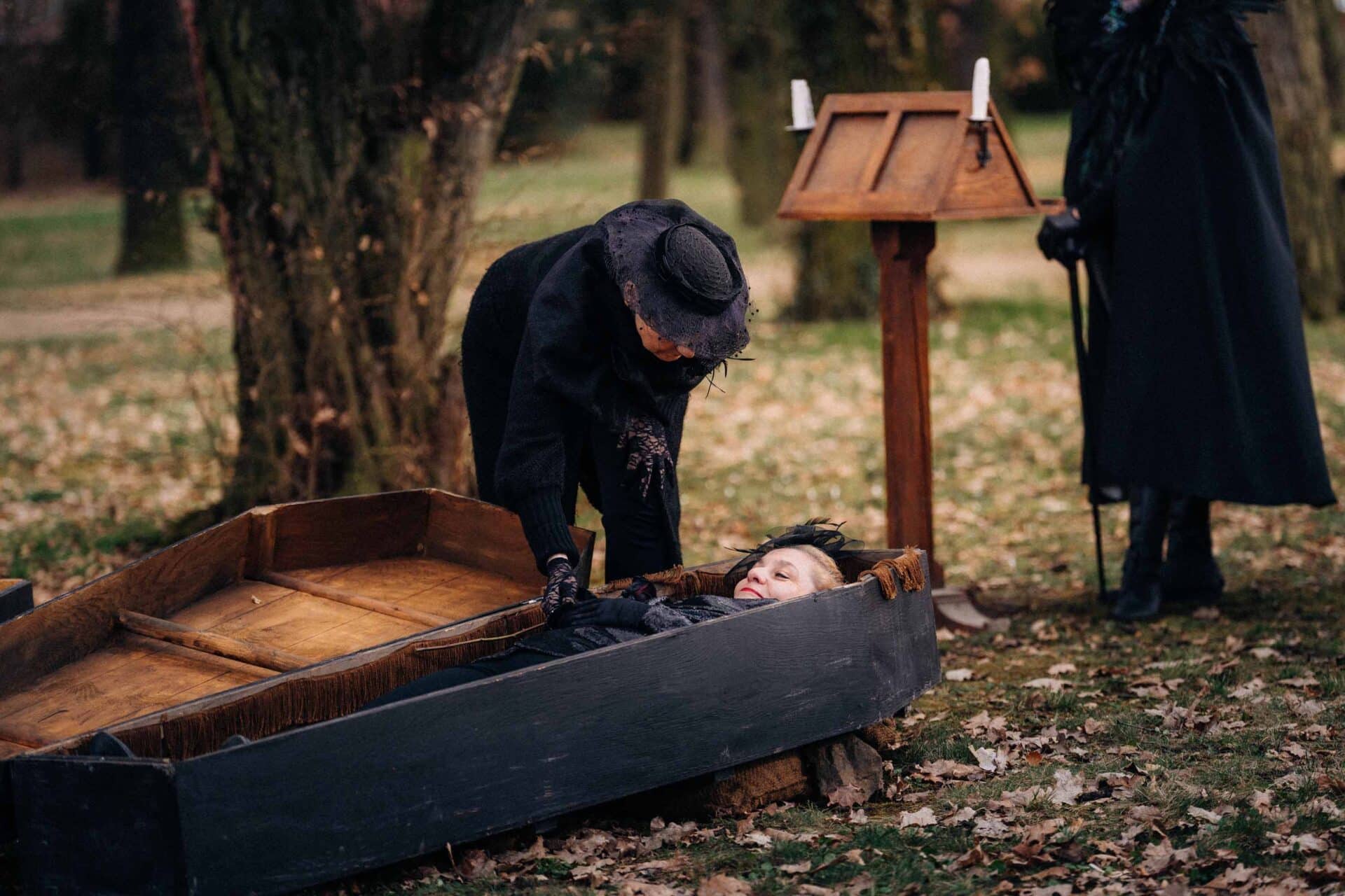 Mise v 7. dílu Zrádců: Pohřeb Petry. Foto: Prima