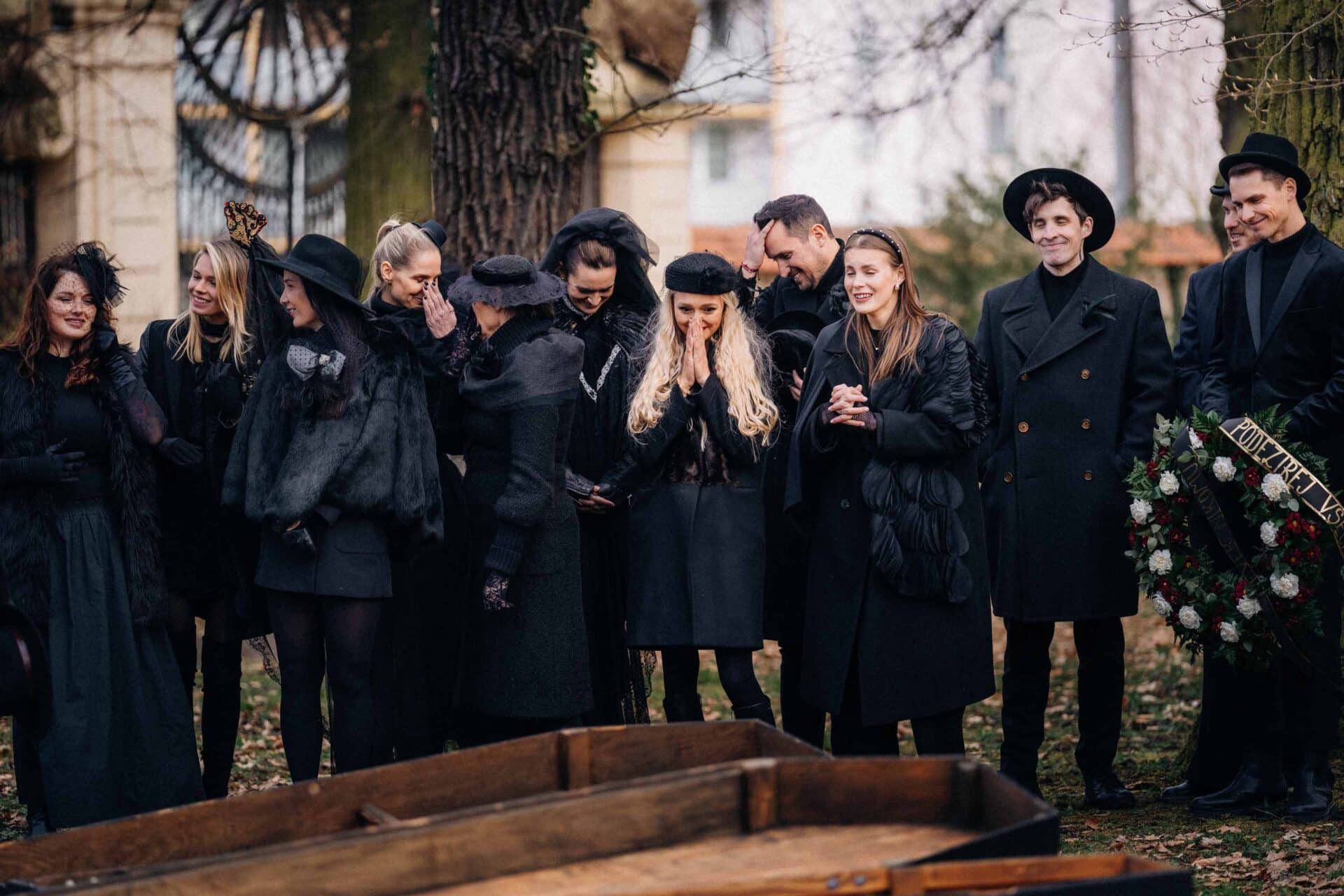 Mise v 7. dílu Zrádců: Pohřeb Petry. Foto: Prima