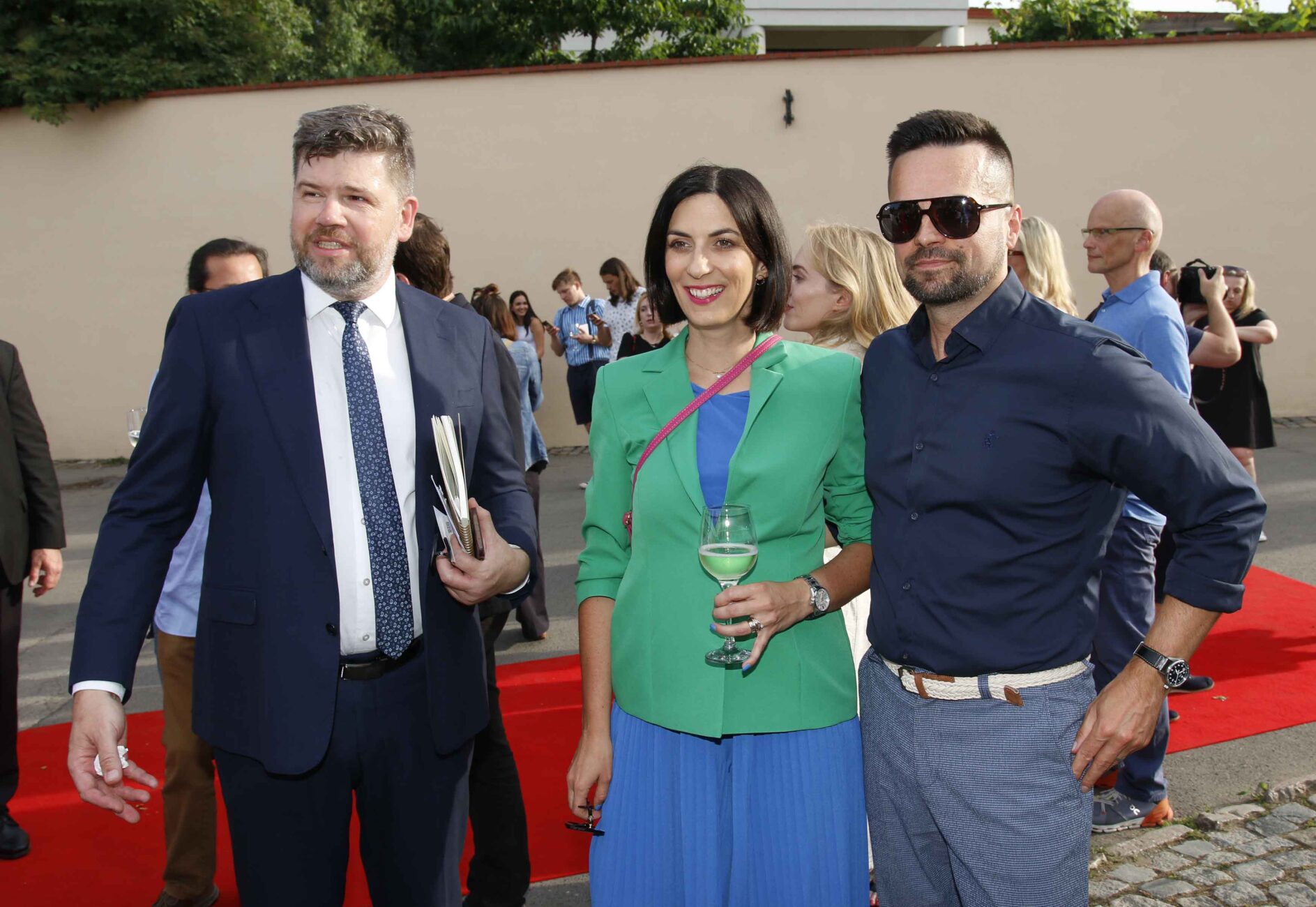Markéta Pekarová Adamová s manželem Tomášem a s Jiřím Pospíšilem. Foto: Nextfoto
