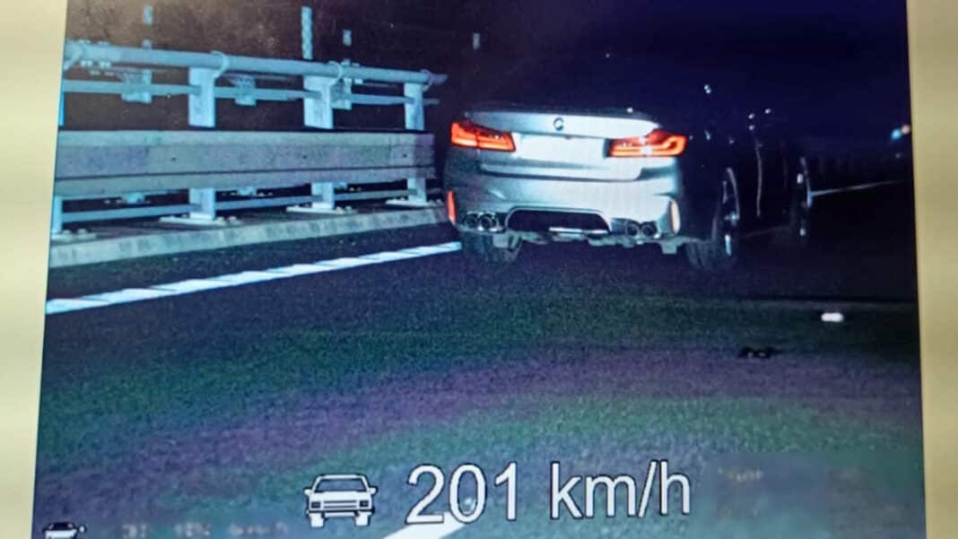BMW Řidiči BMW na dálnici D1 naměřil rada přes 200 kilometrů v hodině. Zdroj: PČR