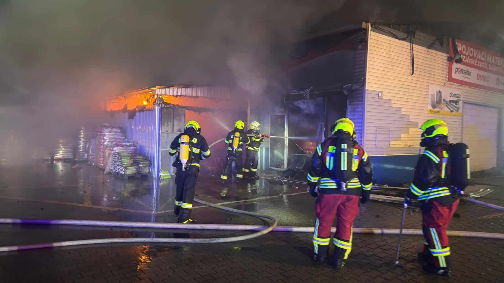 Požár haly v Bohušovicích nad Ohří. Foto: HZS