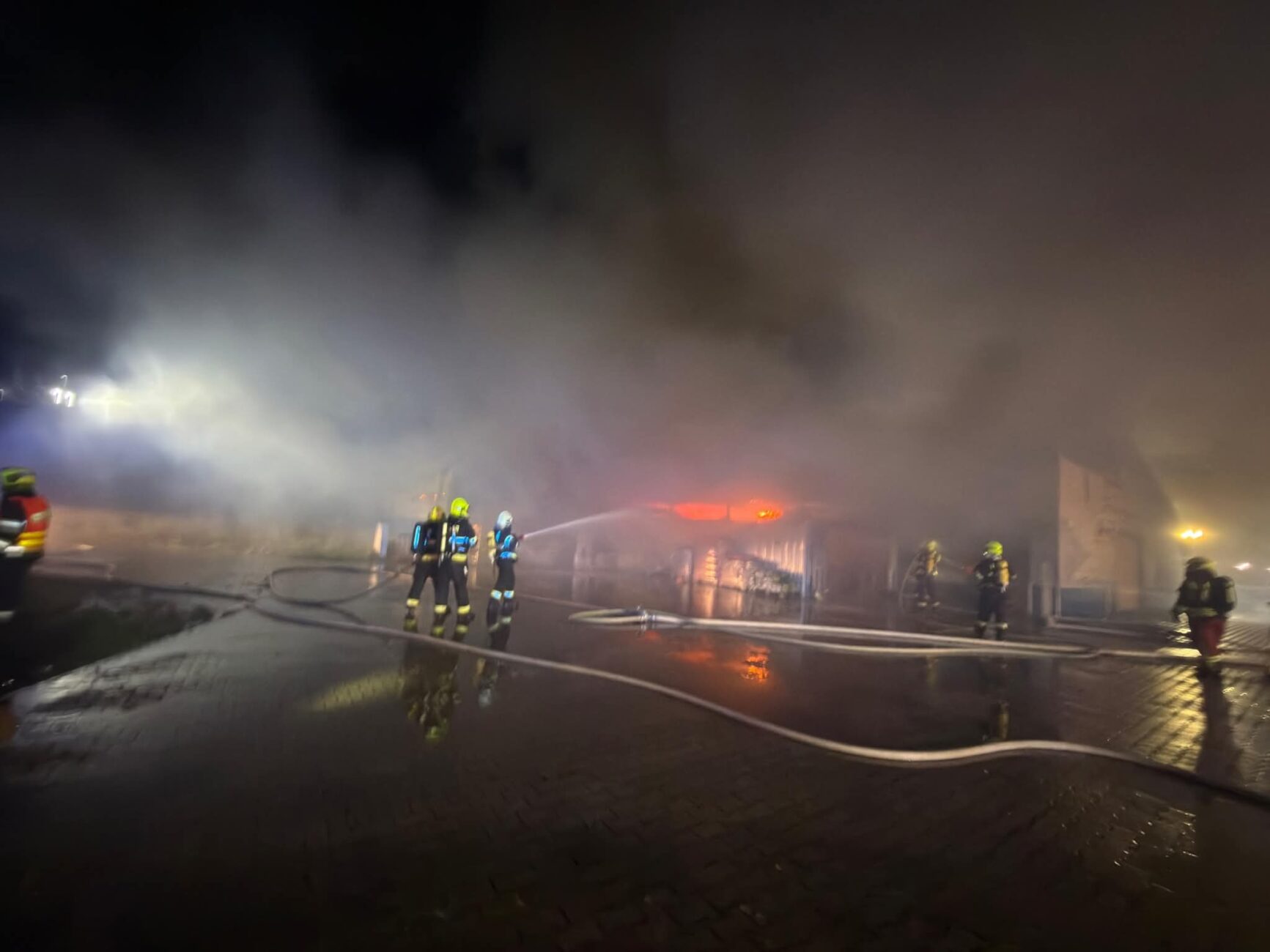 Požár haly v Bohušovicích nad Ohří. Foto: HZS