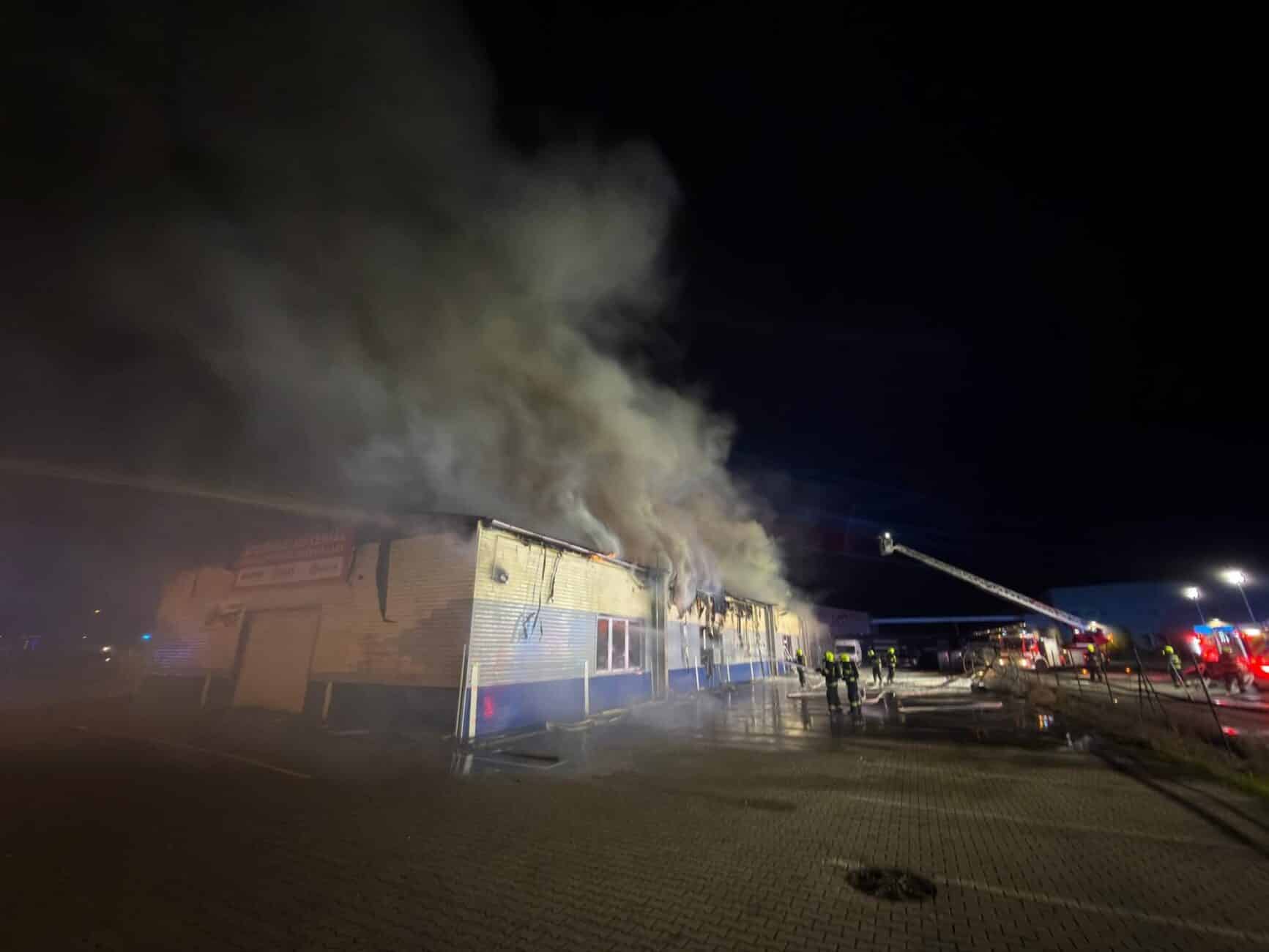 Požár haly v Bohušovicích nad Ohří. Foto: HZS