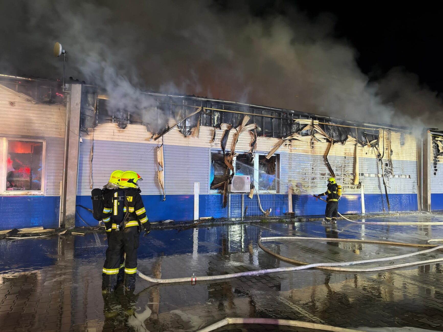 Požár haly v Bohušovicích nad Ohří. Foto: HZS