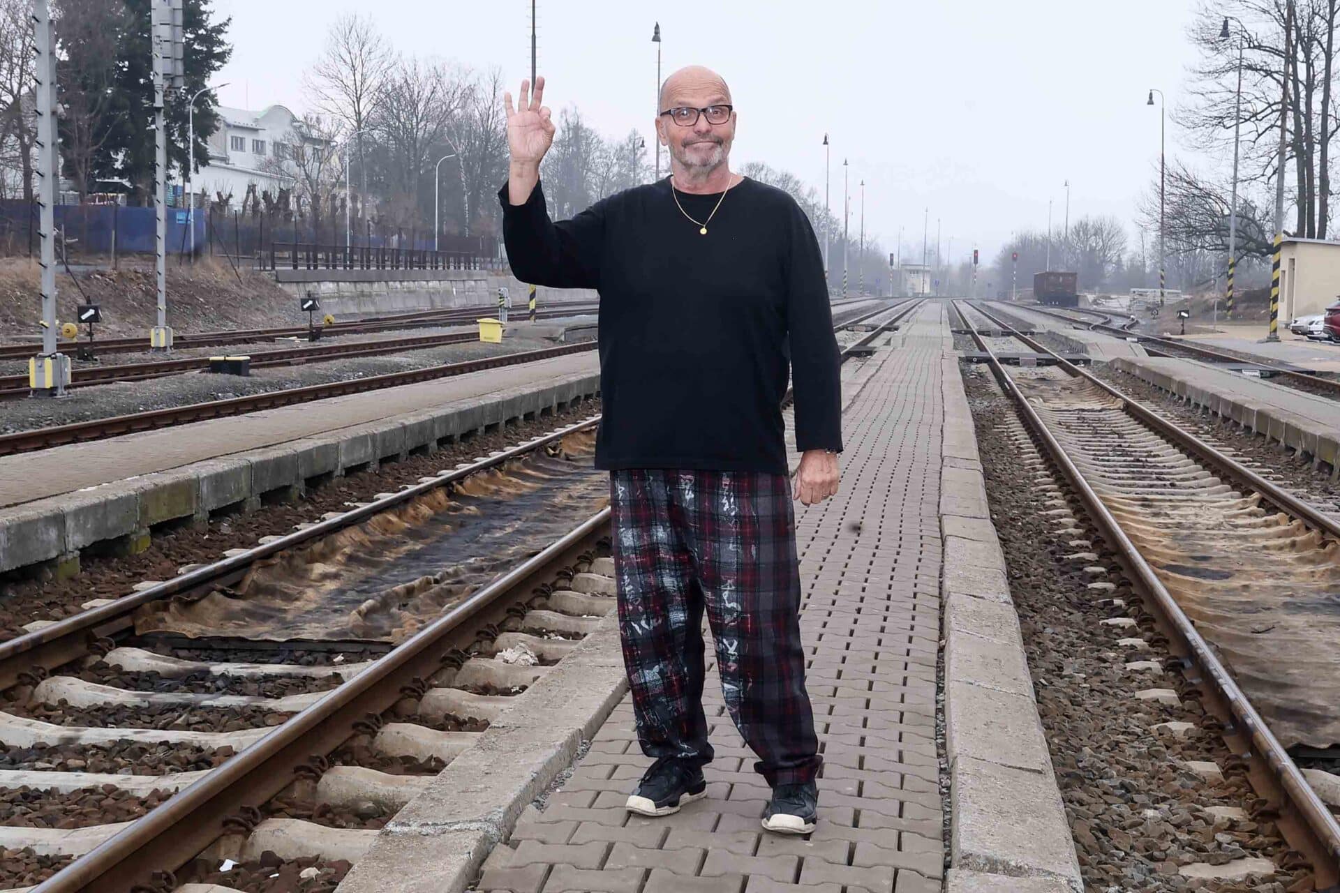 Zdeněk Pohlreich v nádražce v Bruntálu. Foto: TV Prima