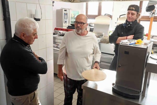 Ano, šéfe!: Zdeněk Pohlreich v restauraci FlammBeef v Ostrově nad Ohří. Foto: Prima