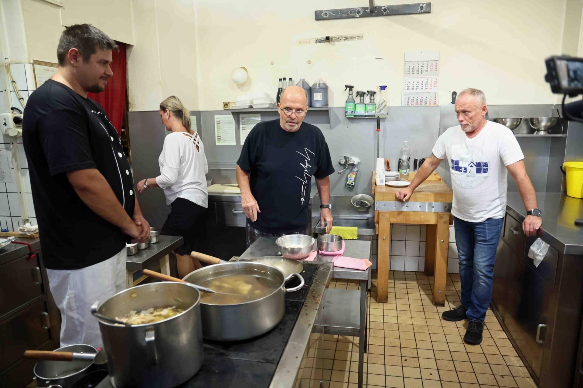 Pohlreich se tým snažil naučit pravá asijská jídla. Foto: Prima