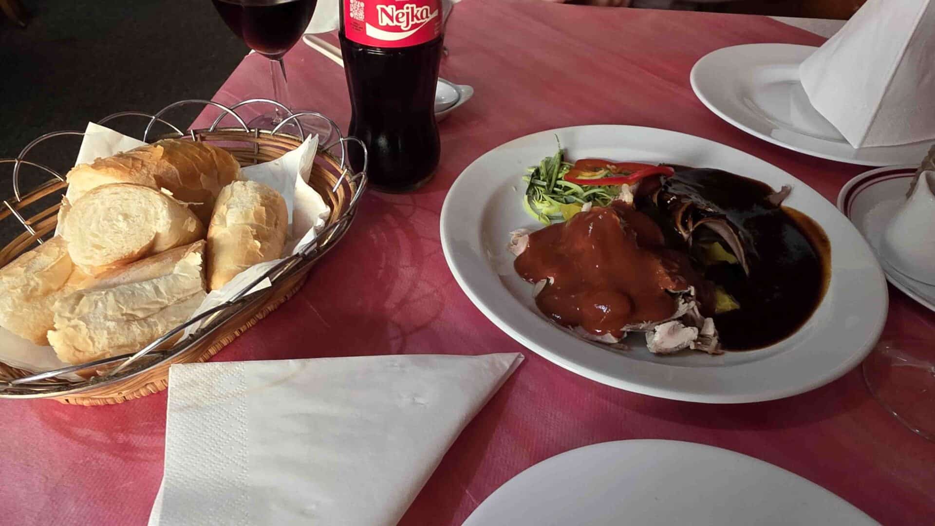 K asijské slepici a jazyku přelité černou hmotou dostanete rozdrobený rohlík. Foto: ČRzprávy