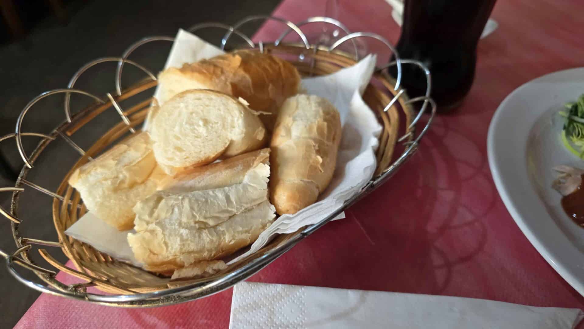 K asijské slepici a jazyku přelité černou hmotou dostanete rozdrobený rohlík. Foto: ČRzprávy