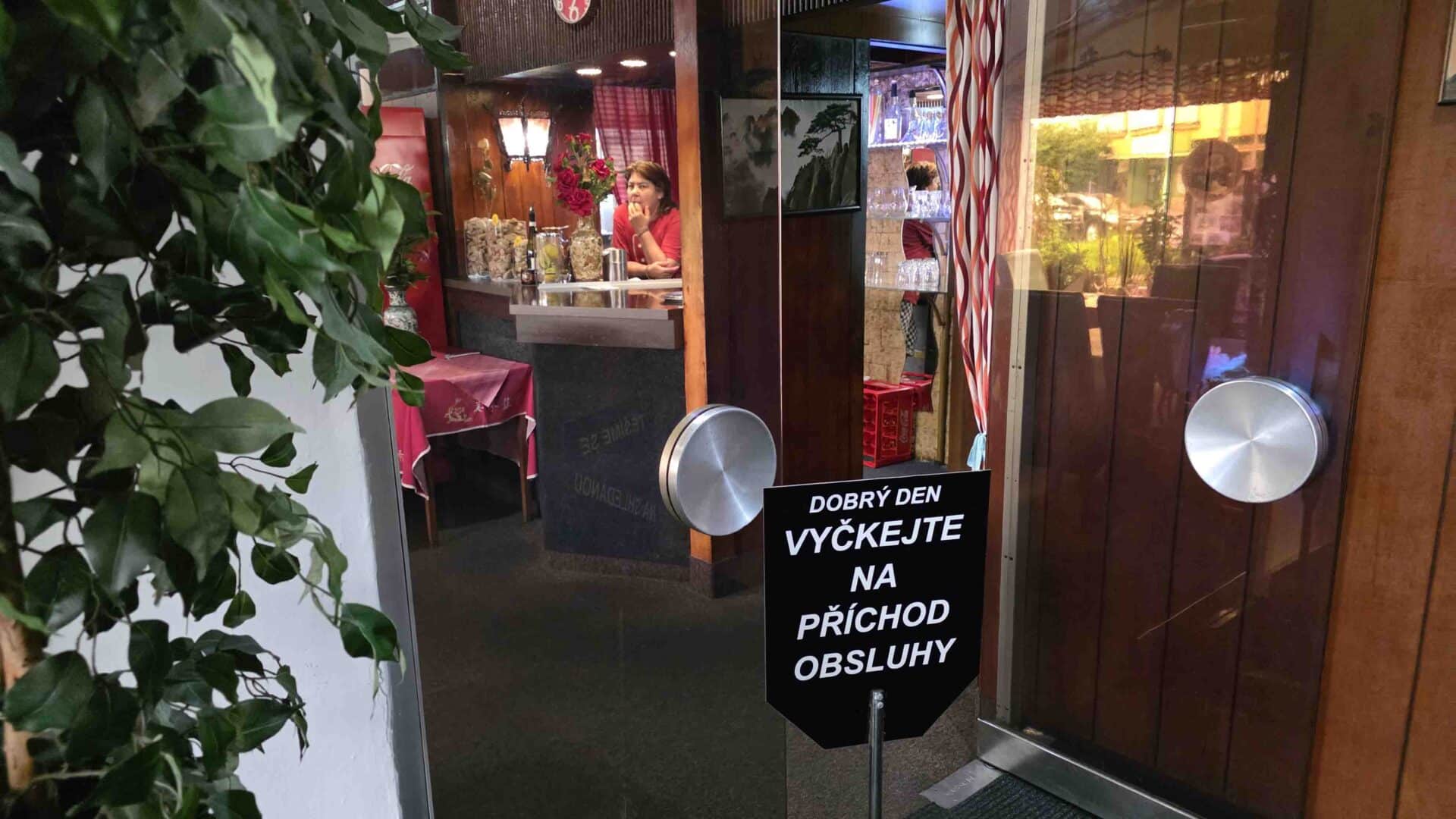 Interiér Restaurace Asie zůstal i rok po natáčení ve stejném retro stylu. Foto ČRzprávy