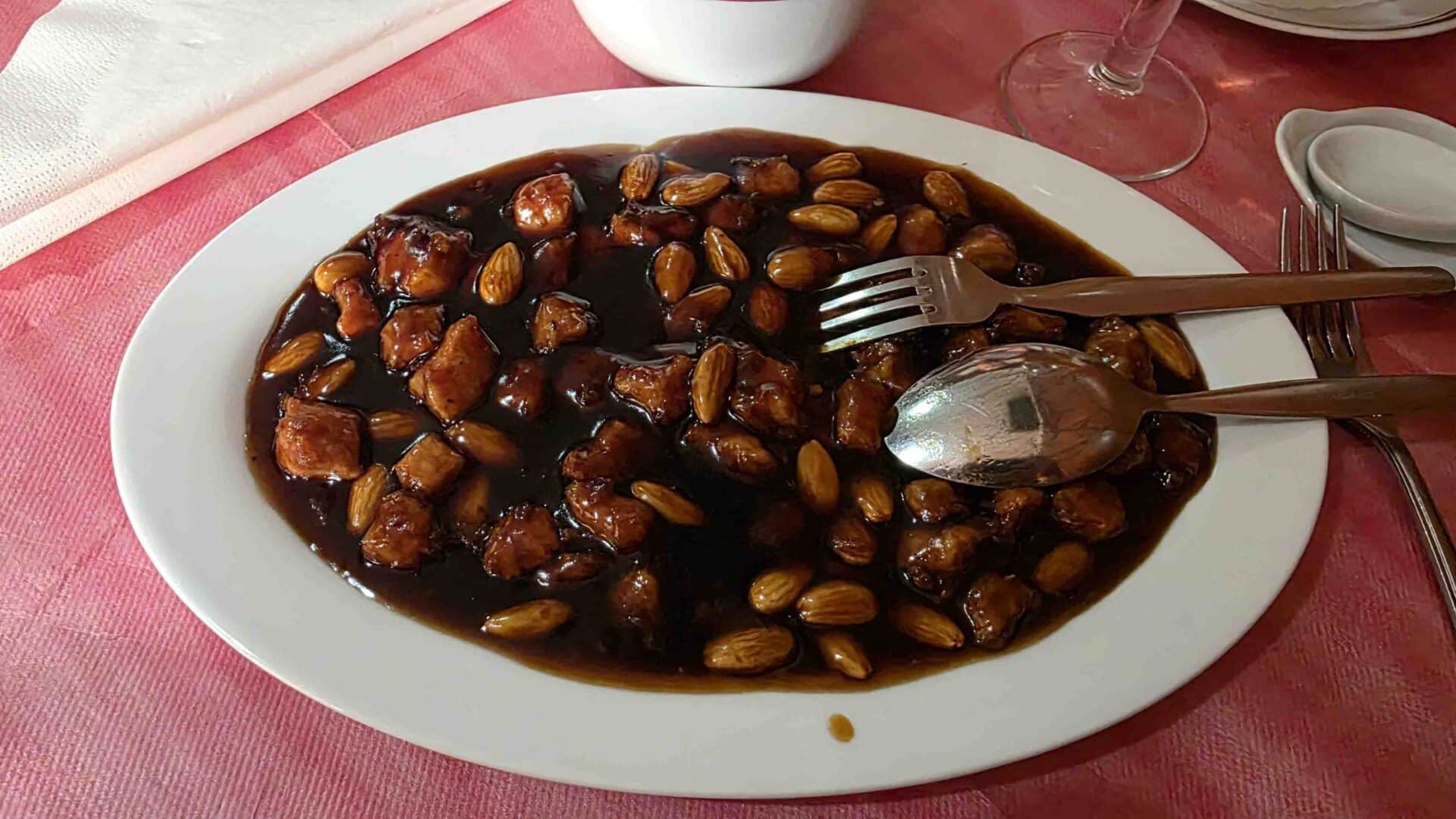 Kung-pao z restaurace Asie. Maso plovoucí v moři sojové omáčky. Foto: ČRzprávy