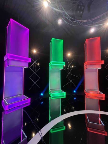 Těla účastníků Naked Attraction se postupně odhalí v těchto boxech. Foto: Óčko