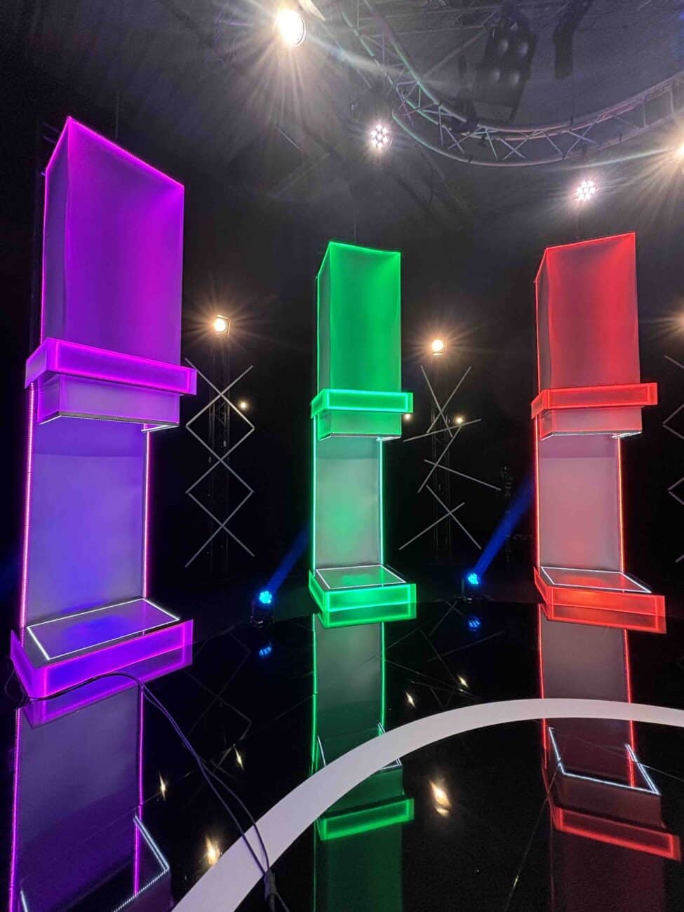 Těla účastníků Naked Attraction se postupně odhalí v těchto boxech. Foto: Óčko