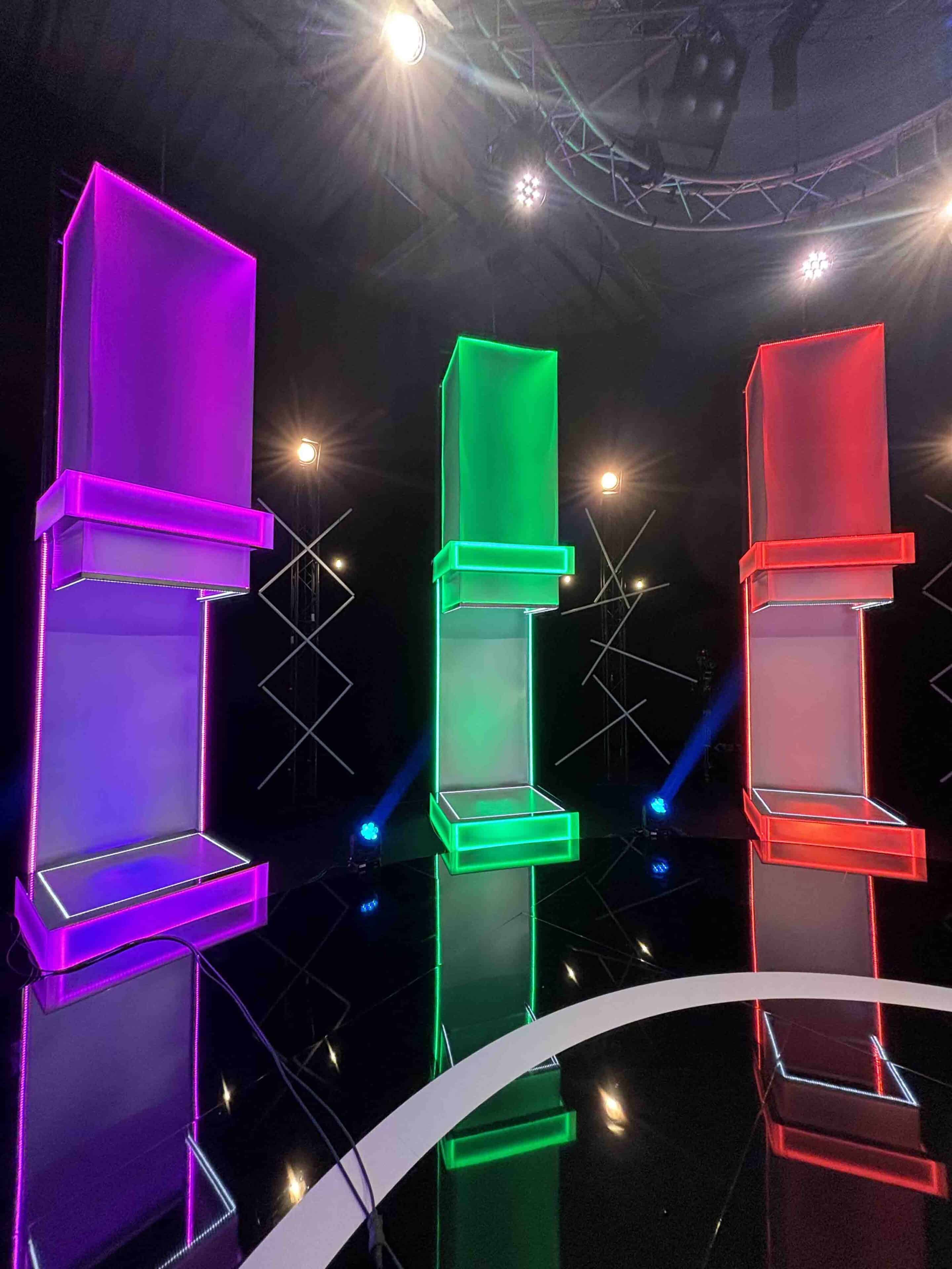 Těla účastníků Naked Attraction se postupně odhalí v těchto boxech. Foto: Óčko