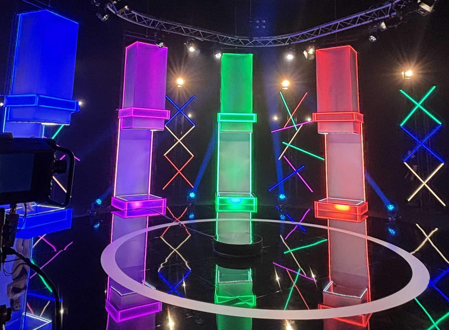 Těla účastníků Naked Attraction se postupně odhalí v těchto boxech. Foto: Óčko