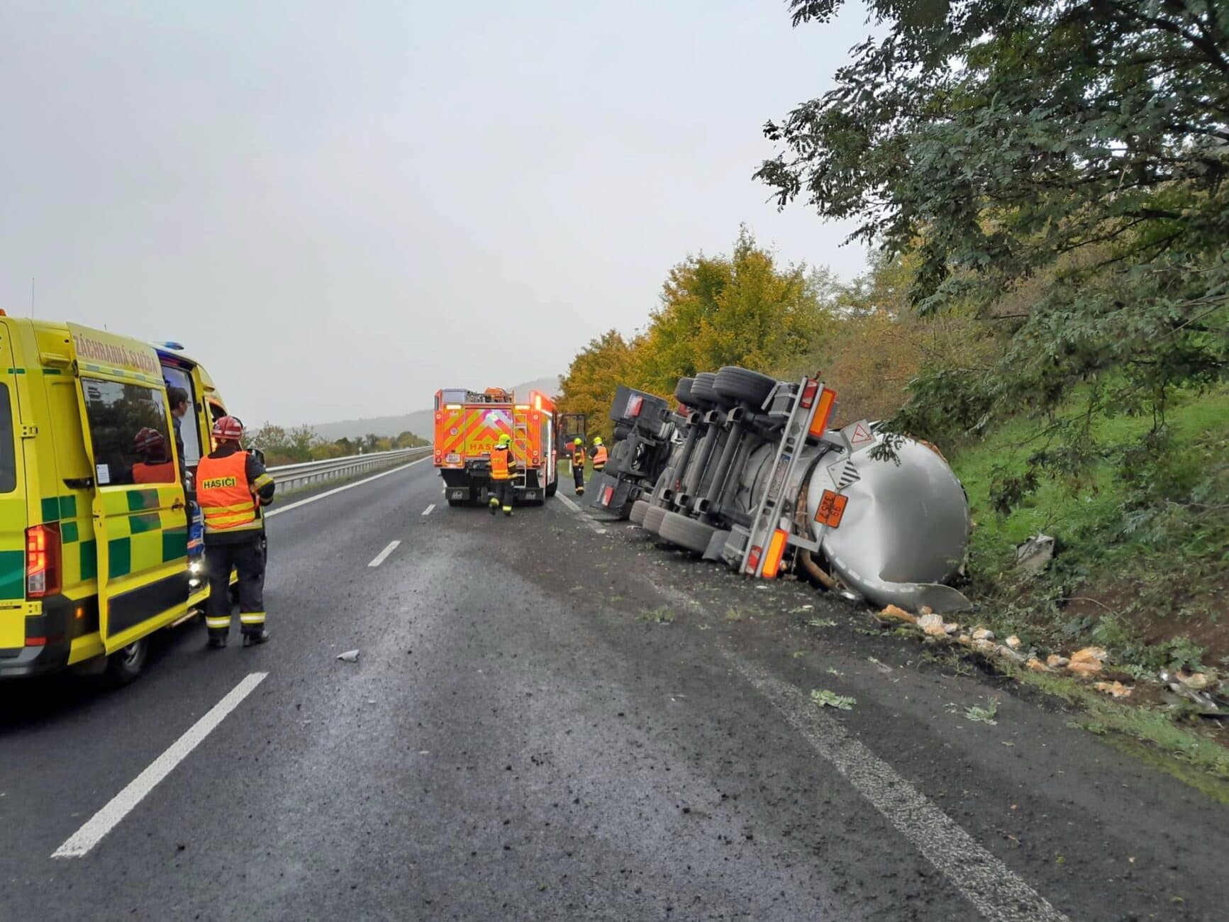 Nehoda cisterny u Mostu. Foto: HZS