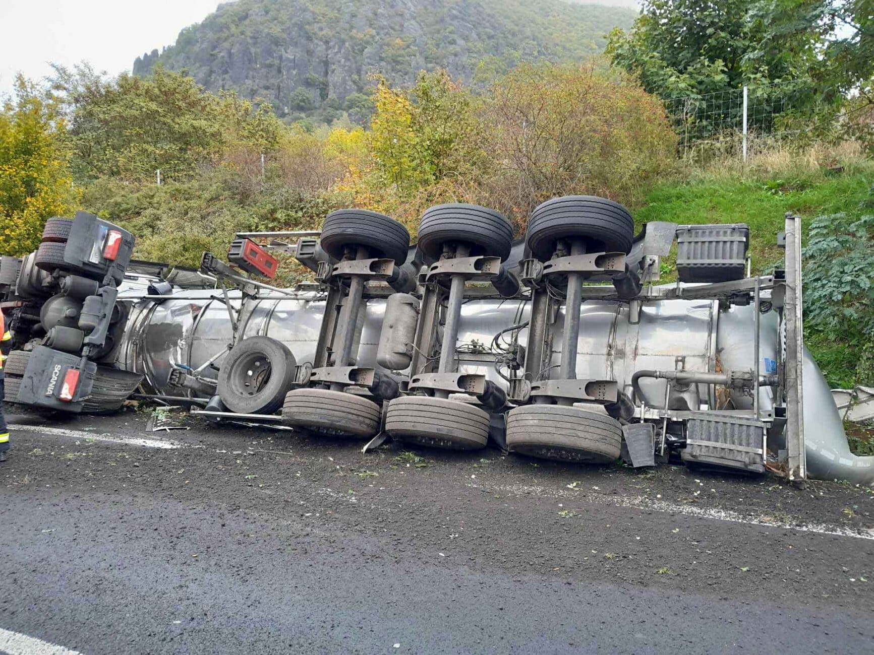 Nehoda cisterny u Mostu. Foto: HZS