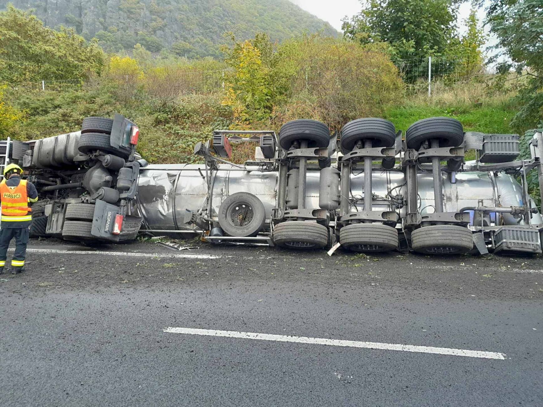 Nehoda cisterny u Mostu. Foto: HZS