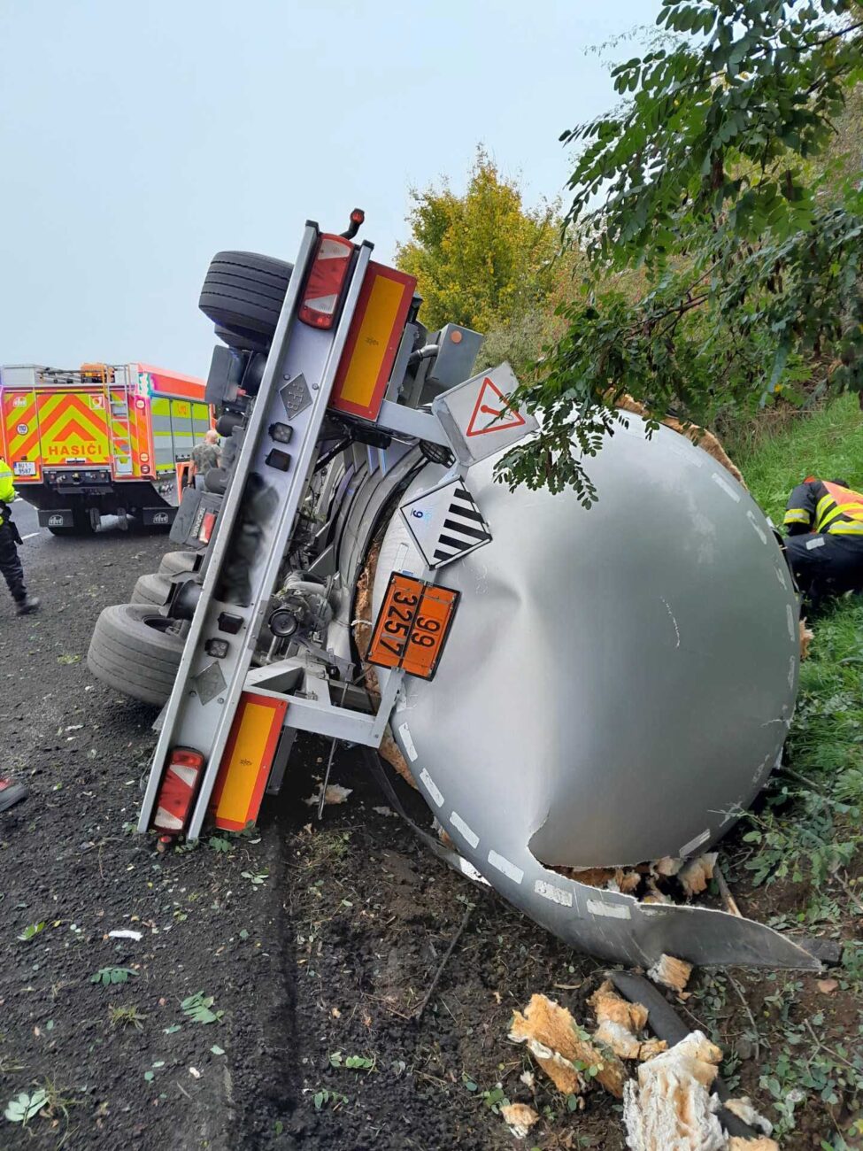 Nehoda cisterny u Mostu. Foto: HZS