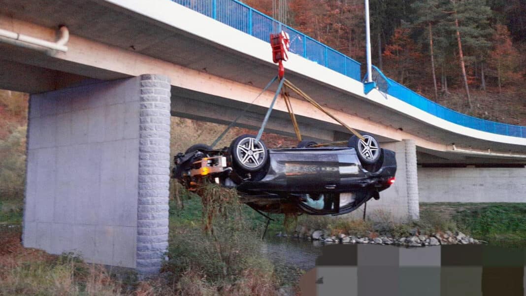 kácov N Nehoda v Kácově, řidička sjela z mostu. Foto: HZS