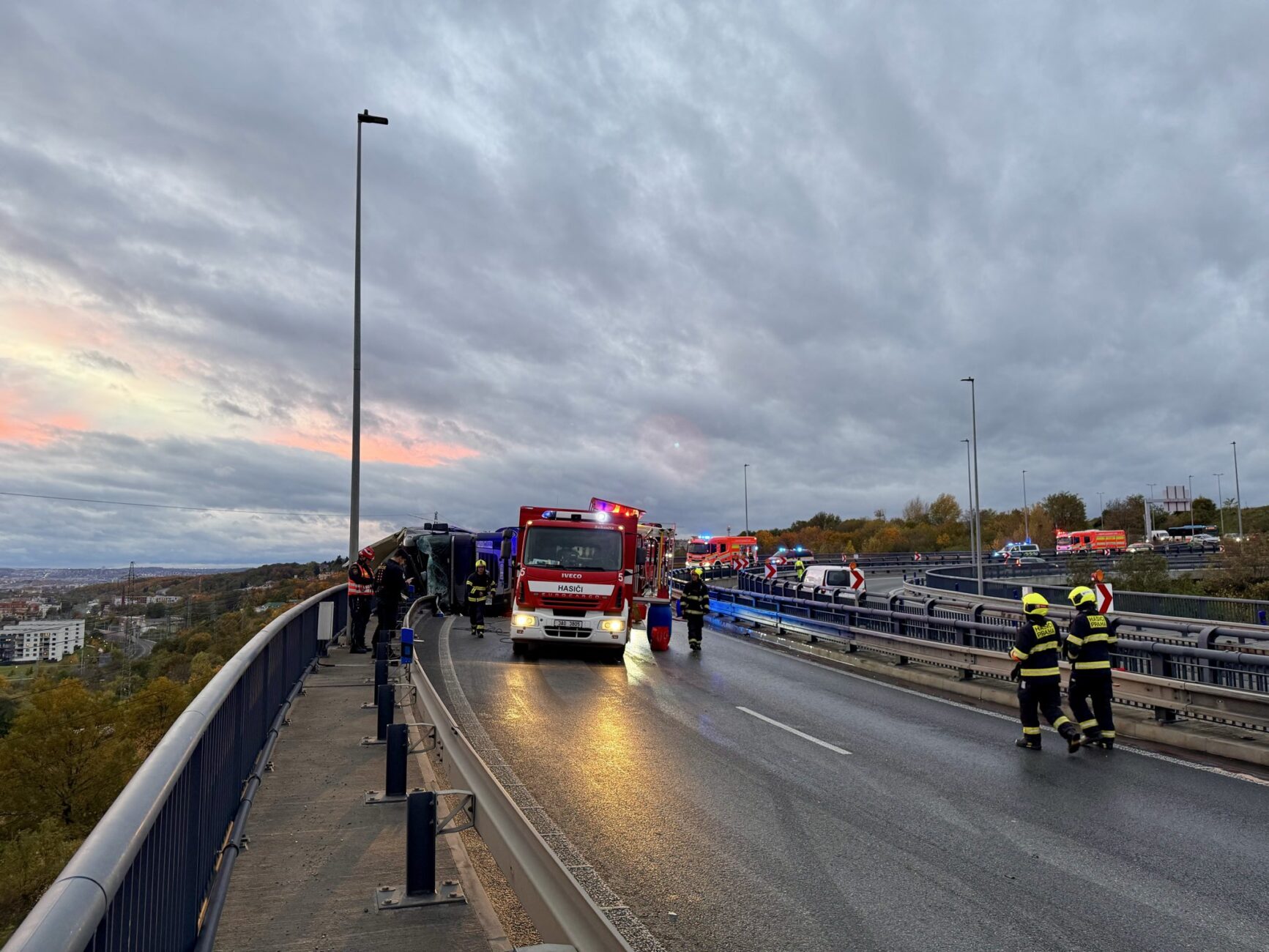 Nehoda kamionu v Kbelské ulici v Praze. Foto: HZS