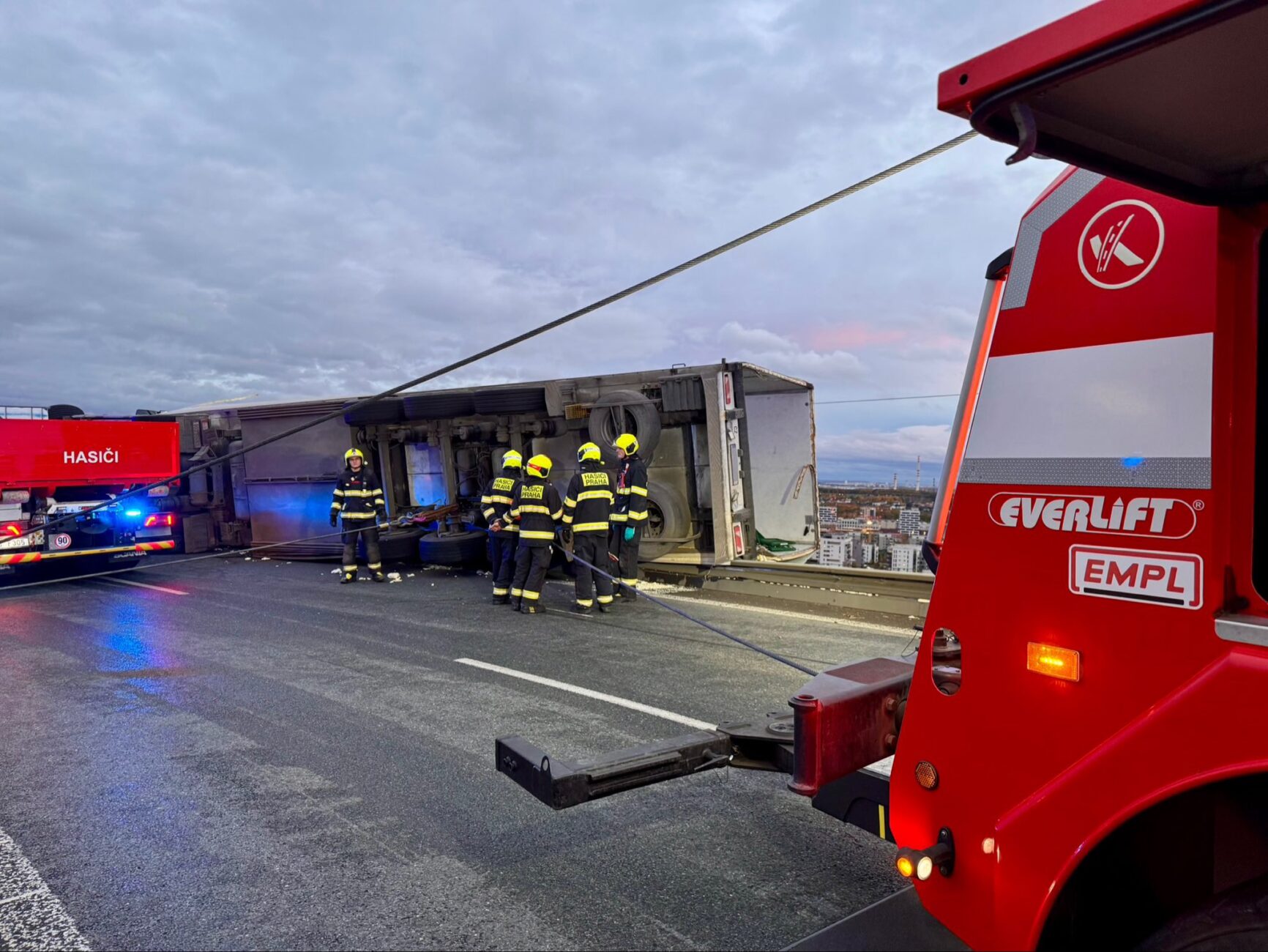 Nehoda kamionu v Kbelské ulici v Praze. Foto: HZS