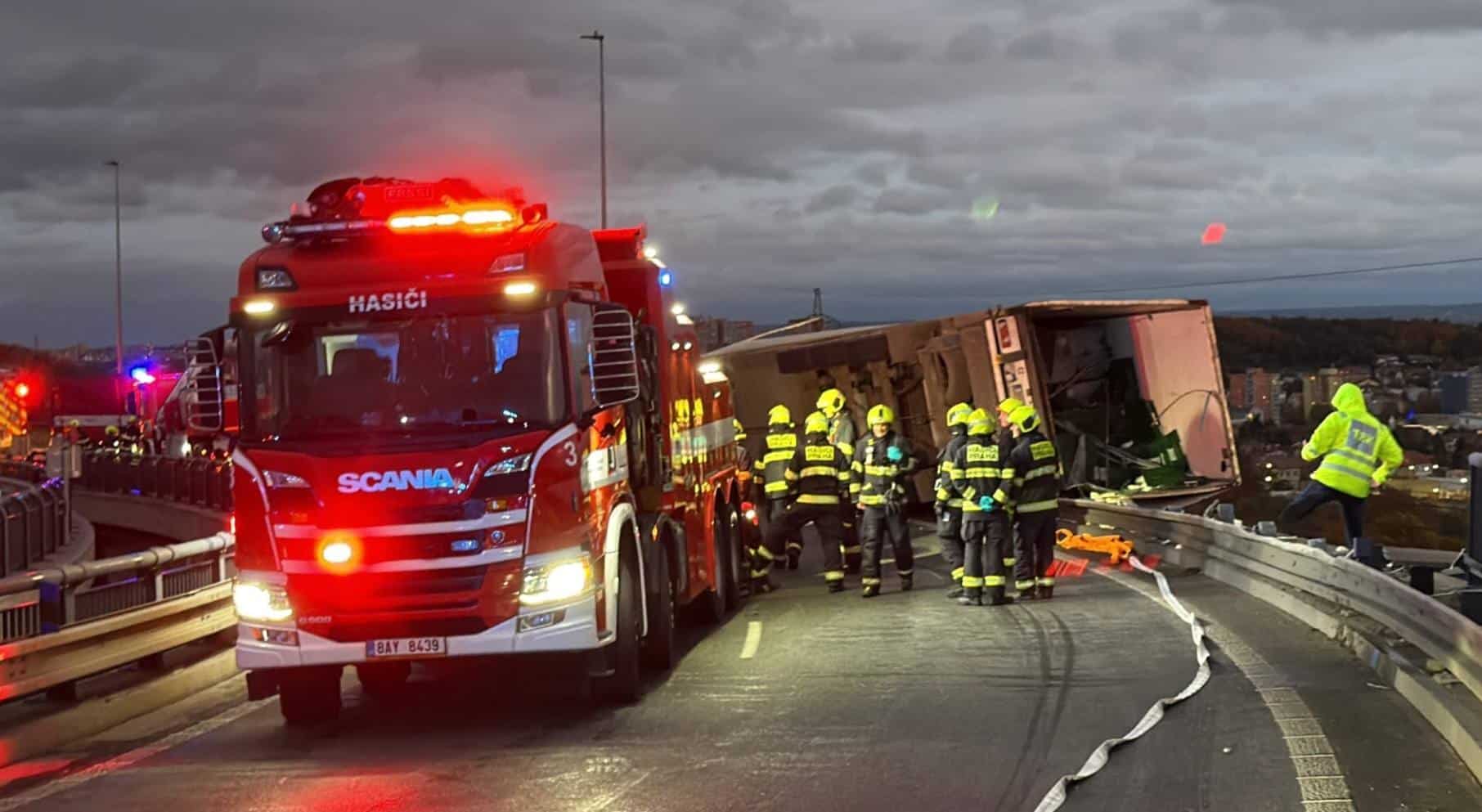 Nehoda ve Kbelské ulici v Praze. Foto: HZS