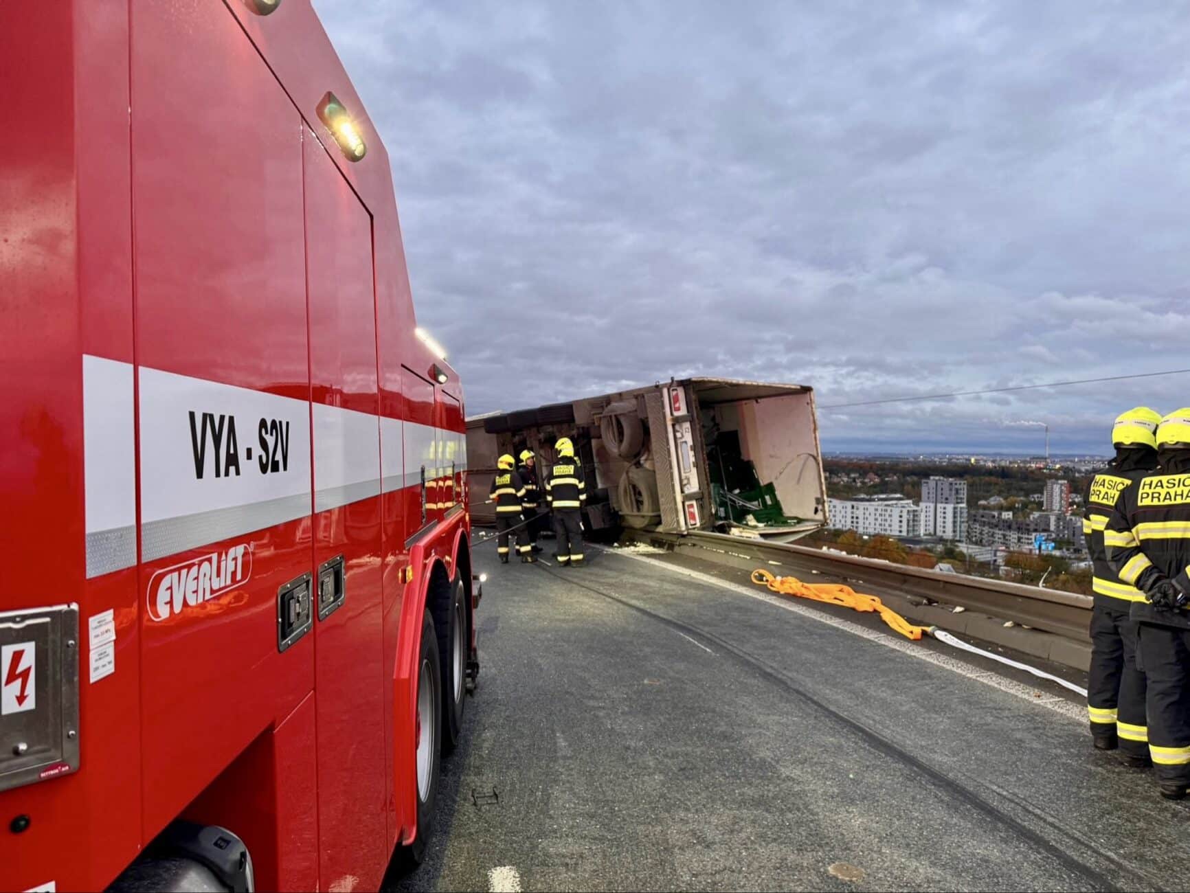 Nehoda kamionu v Kbelské ulici v Praze. Foto: HZS