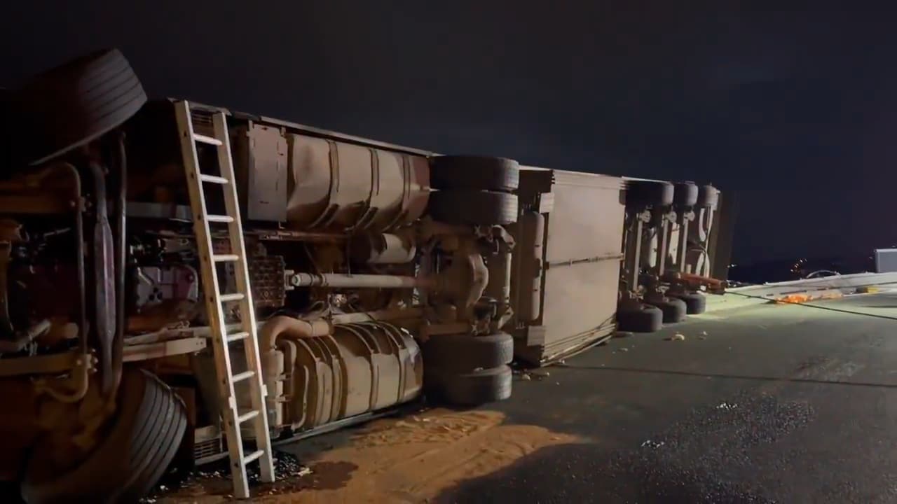 VIDEO: Nehoda kamionu ve Kbelské ulici v Praze. Video: HZS