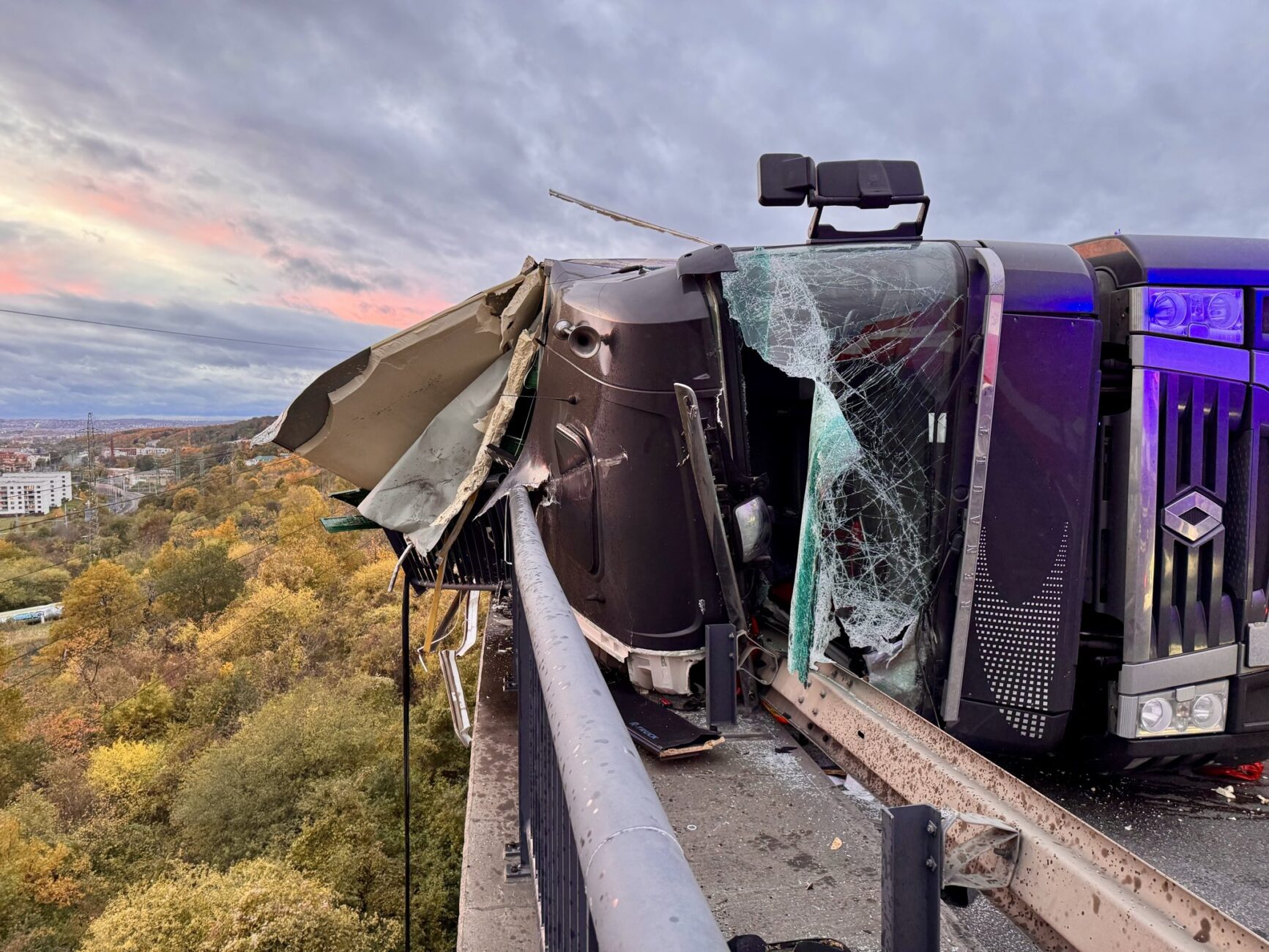 Nehoda kamionu v Kbelské ulici v Praze. Foto: HZS
