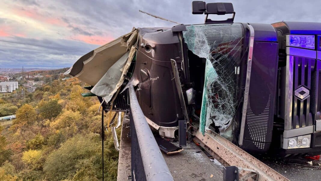 kamion kbelská N Nehoda kamionu v Kbelské ulici v Praze. Foto: HZS