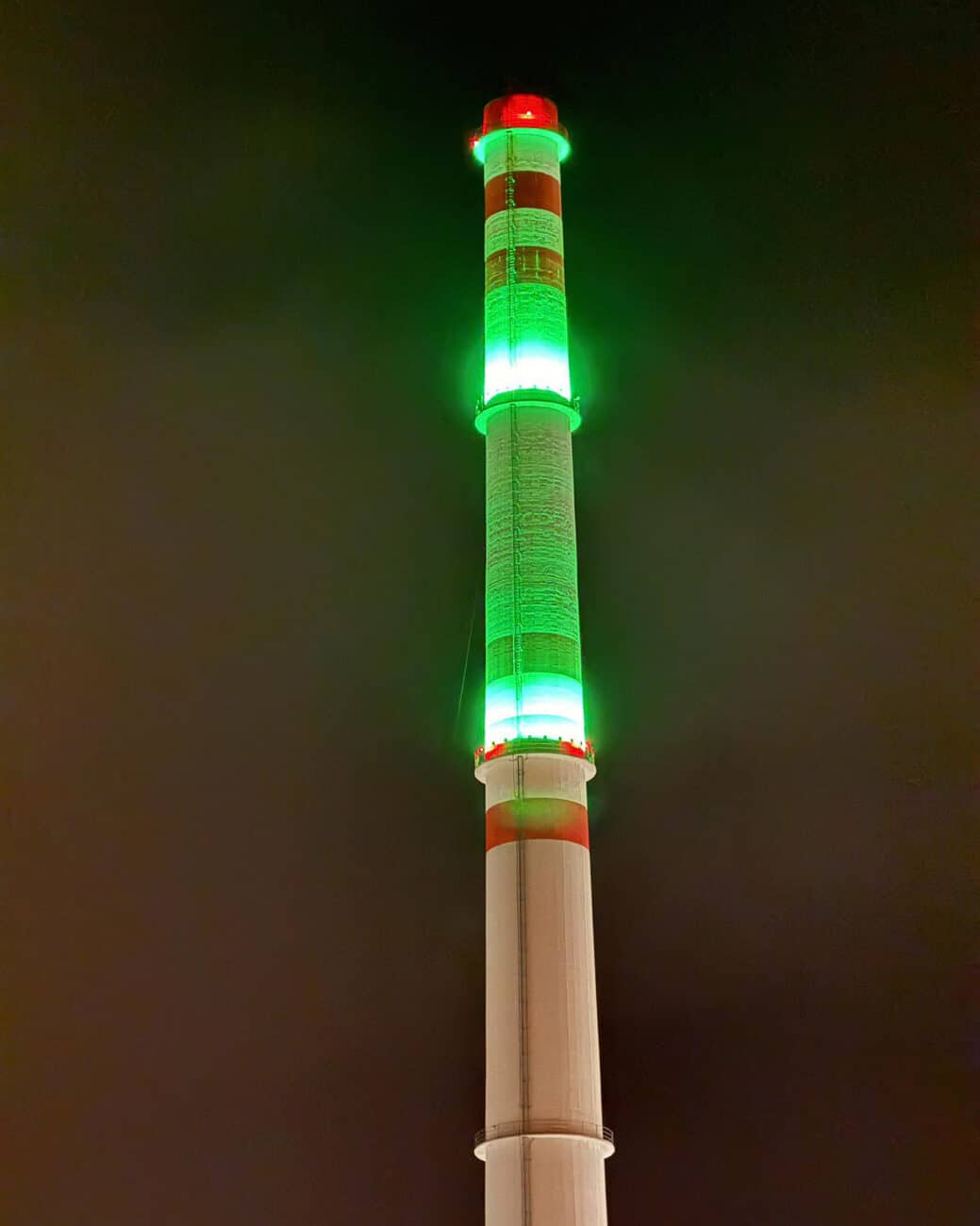 Komín automobilky Škoda nasvícený zelenou a bílou barvou. Foto: Tomáš Krčmařík