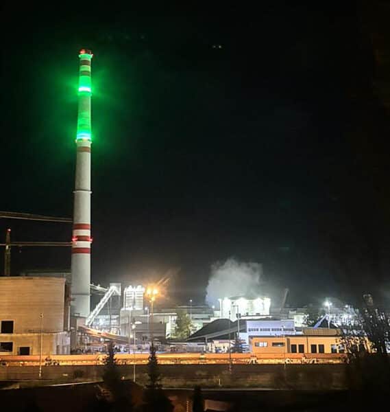 Slavnostně nasvícený komín Škoda Auto. Foto: Христина Боднар